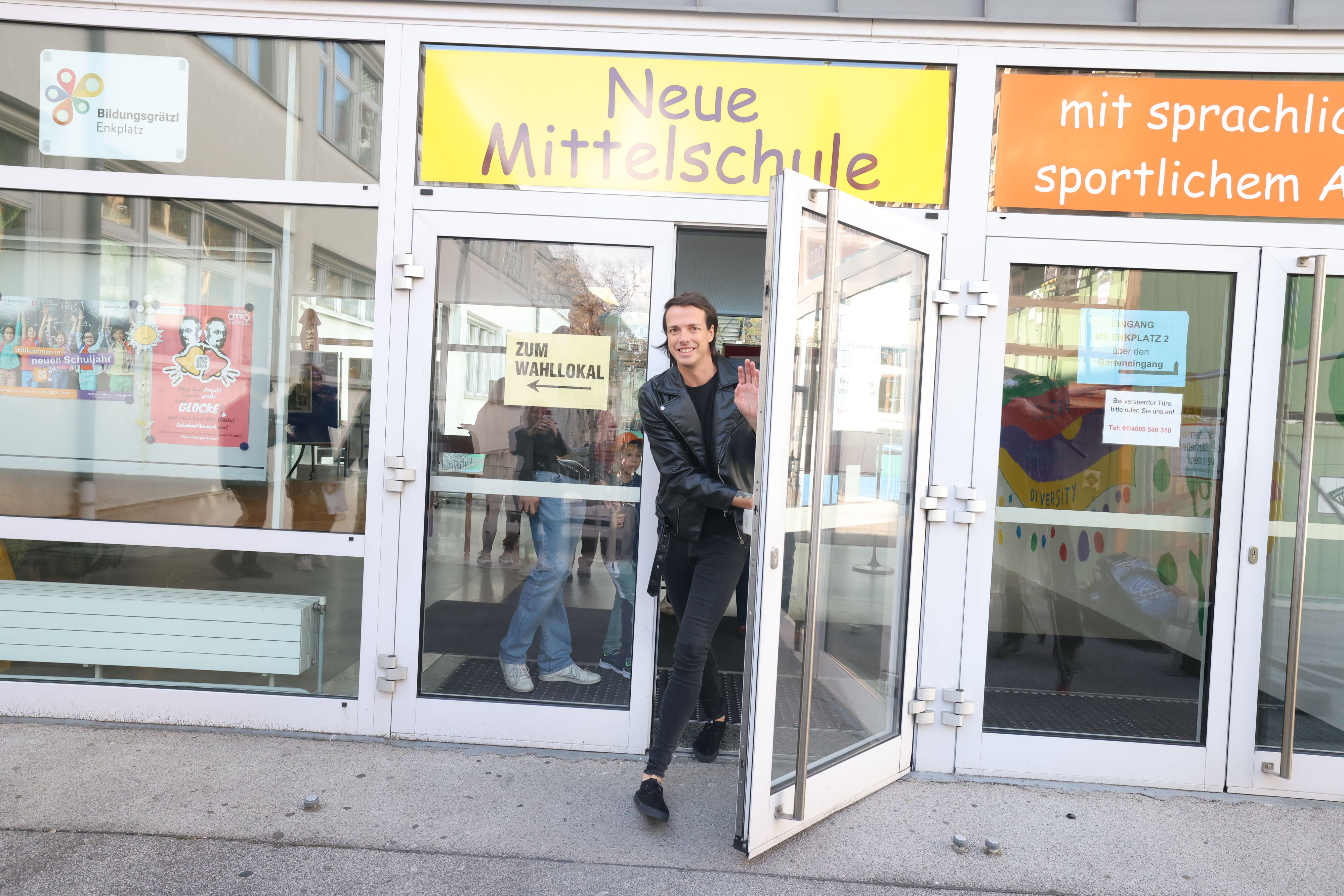 Nicht nur die Simmeringer Anrainer waren verwirrt bei der Stimmenabgabe - auch Dominik Wlazny (Bier) hatte seine Probleme!