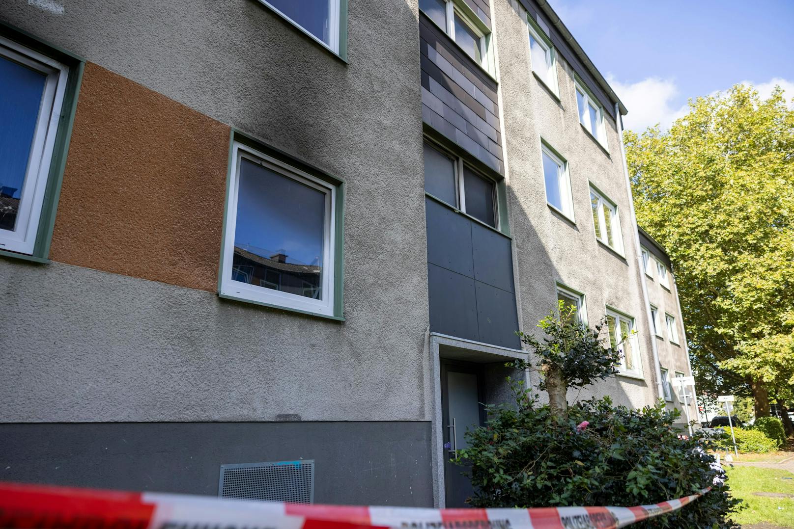 Er setzte zurück und rammte die Fassade erneut. Danach fuhr er in ein weiteres Geschäft auf derselben Straße.