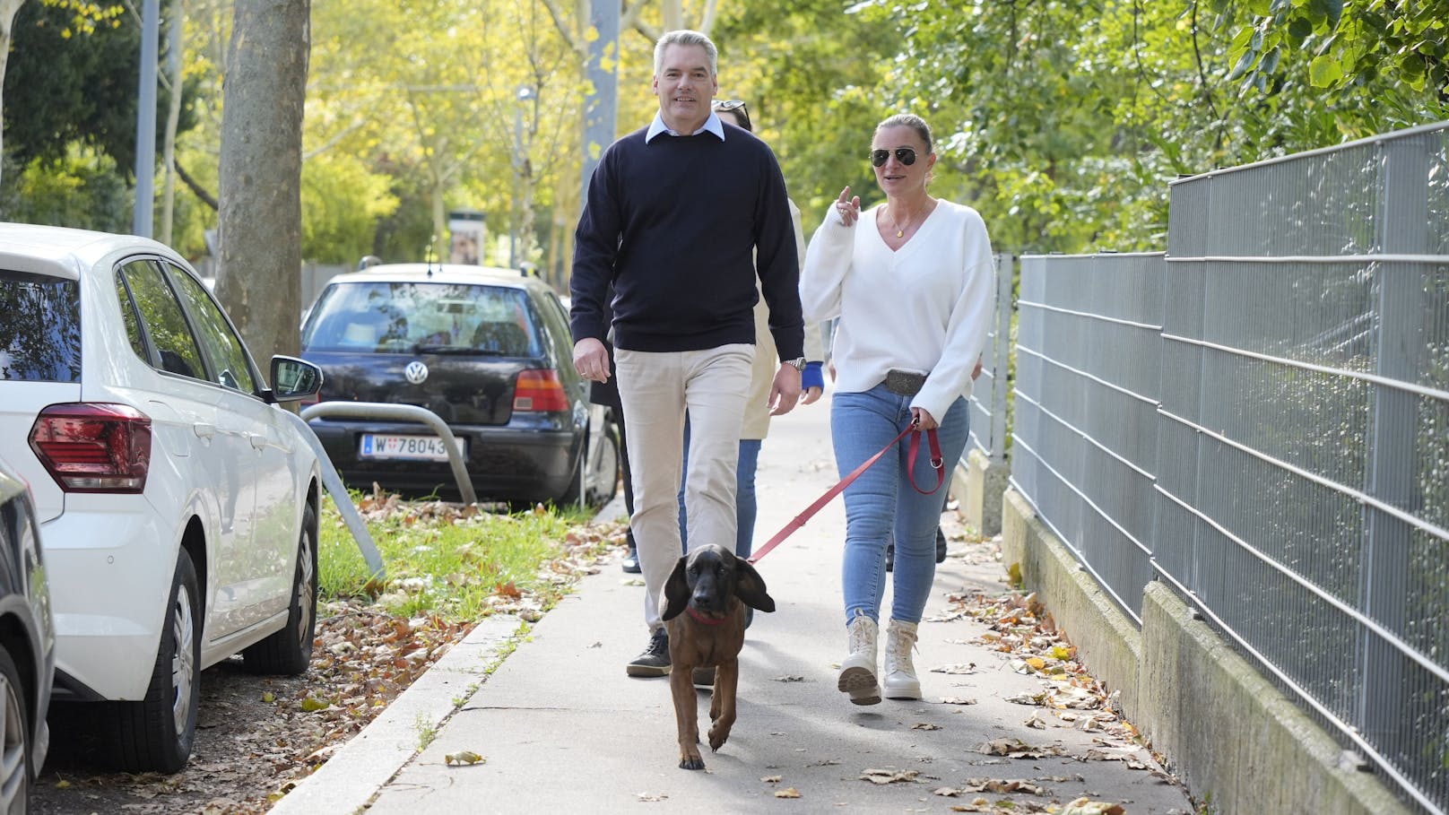 Bundeskanzler Karl Nehammer mit seiner Frau Katharina und dem gemeinsamen Hund auf dem Weg ins Wahllokal.