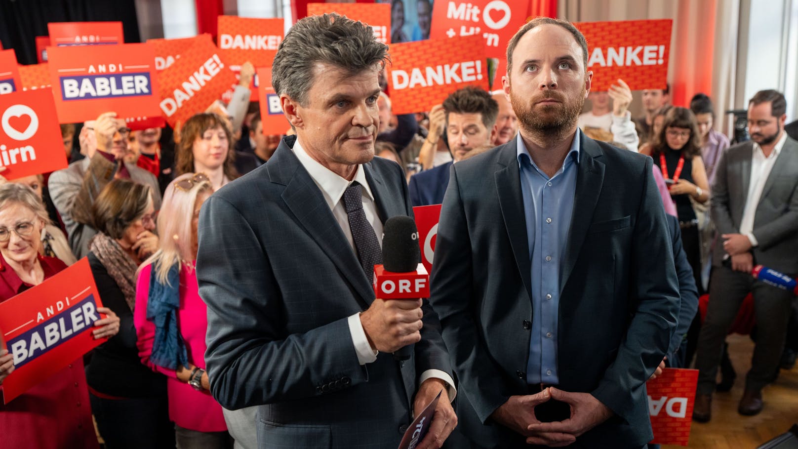 SPÖ-Geschäftsführer Klaus Seltenheim (r.) wartet darauf, eine erste Einschätzung im ORF-Interview abzugeben. 