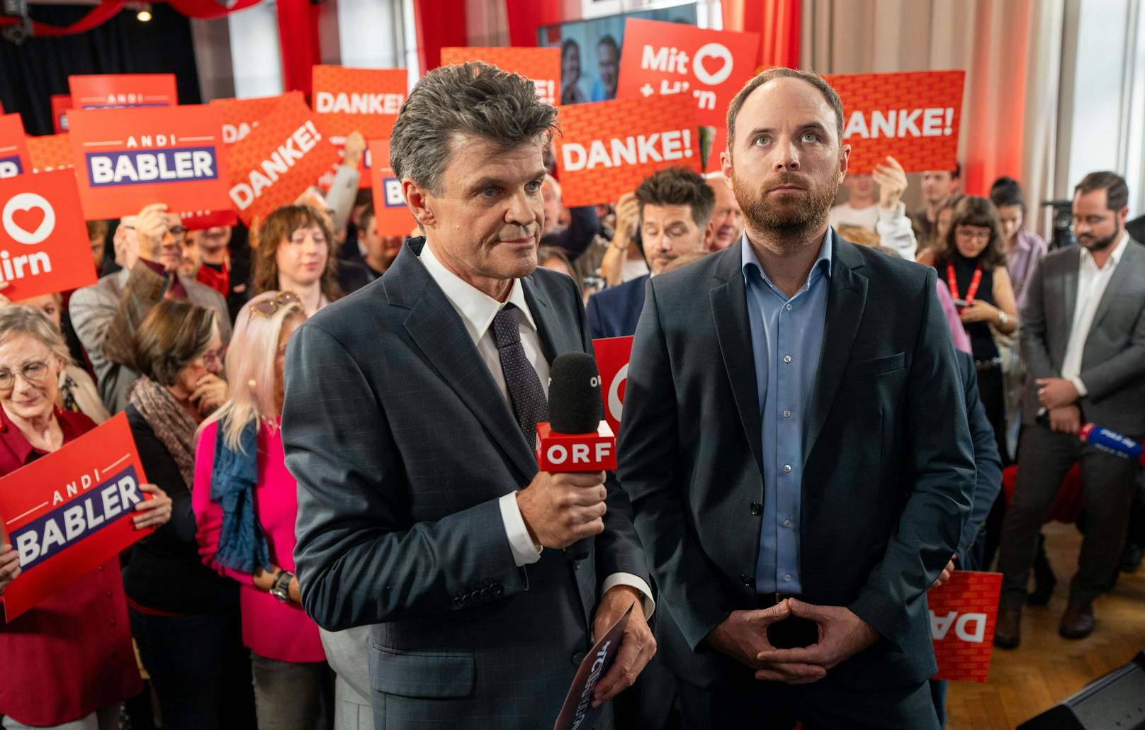 SPÖ-Geschäftsführer Klaus Seltenheim (r.) wartet darauf, eine erste Einschätzung im ORF-Interview abzugeben. 