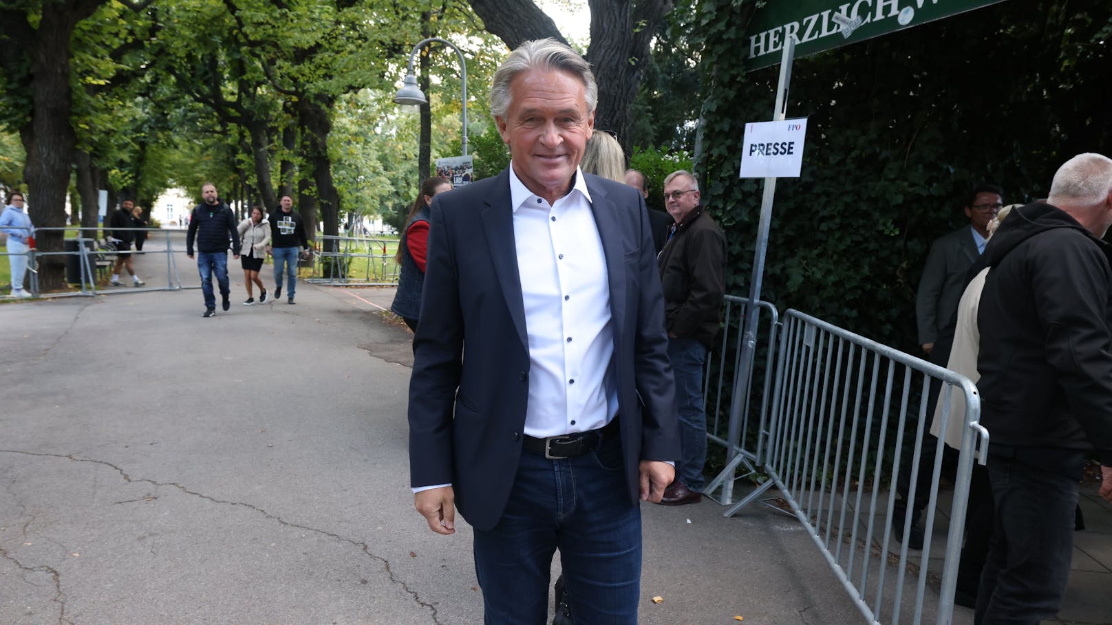 ORF-Stiftungsrat Peter Westenthaler trudelt bei der FPÖ-Wahlfeier ein.