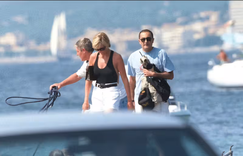 Prinzessin Diana und Dodi Al-Fayed auf einer Jacht in Saint-Tropez im Sommer 1997.