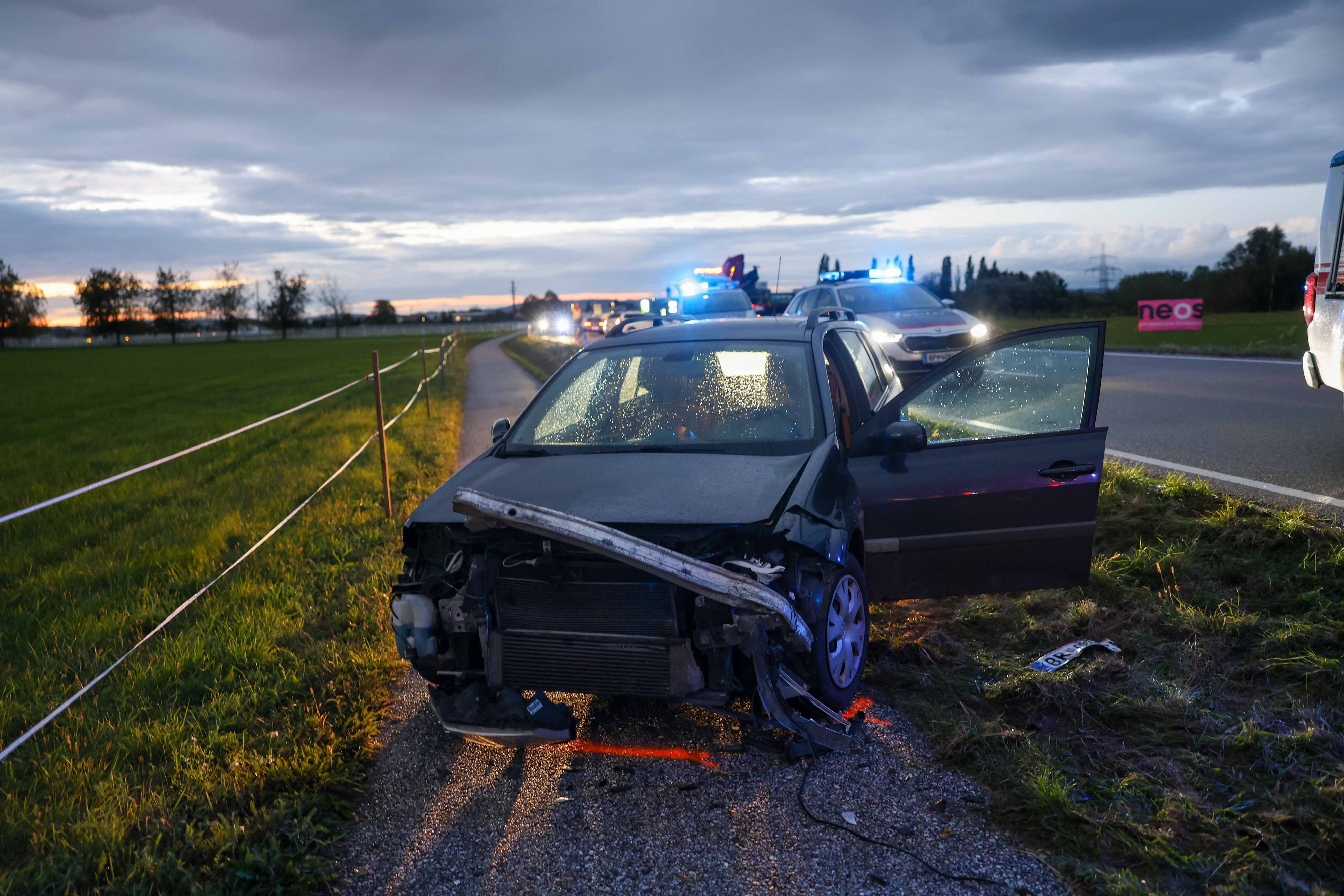 Durch den heftigen Aufprall wurde das Fahrzeug auf den Radweg geschleudert.