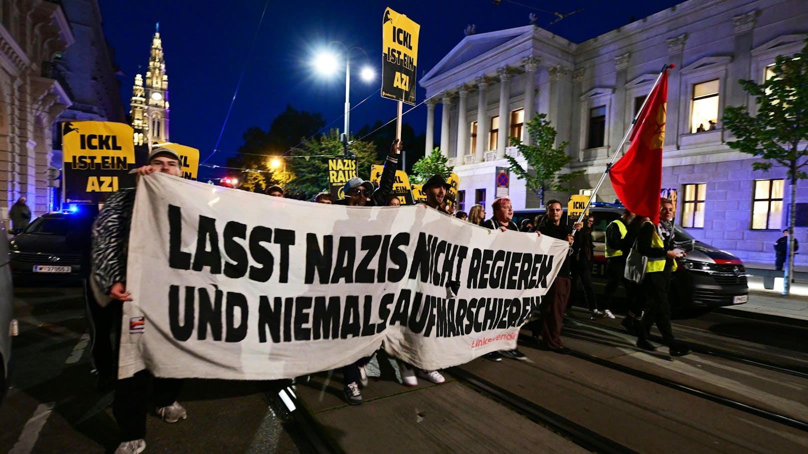 "Lasst Nazis nicht regieren und niemals aufmarschieren", fordern die Demonstranten.