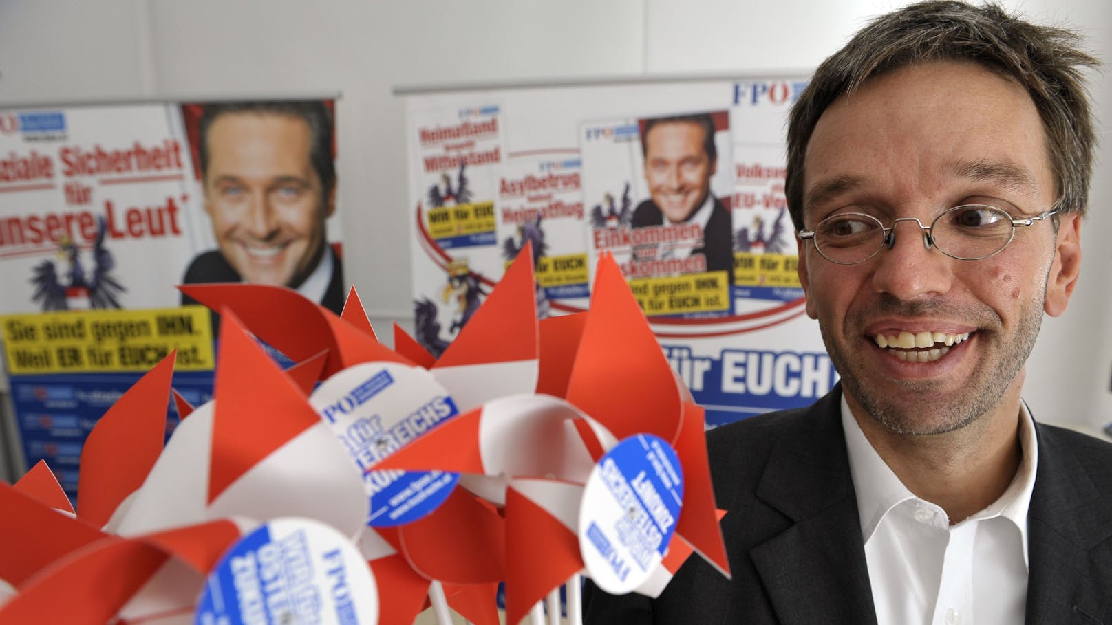 Zwischen 1995 und 2001 arbeitete Kickl in der FPÖ-Parteiakademie. Außerdem schrieb Kickl&nbsp;Reden für Jörg Haider. 2008 wurde er dann zum Wahlkampfleiter (Foto).<br>&nbsp;(Herbert Kickl am Donnerstag, 07. August 2008,
mit Wahlkampf-Geschenken)