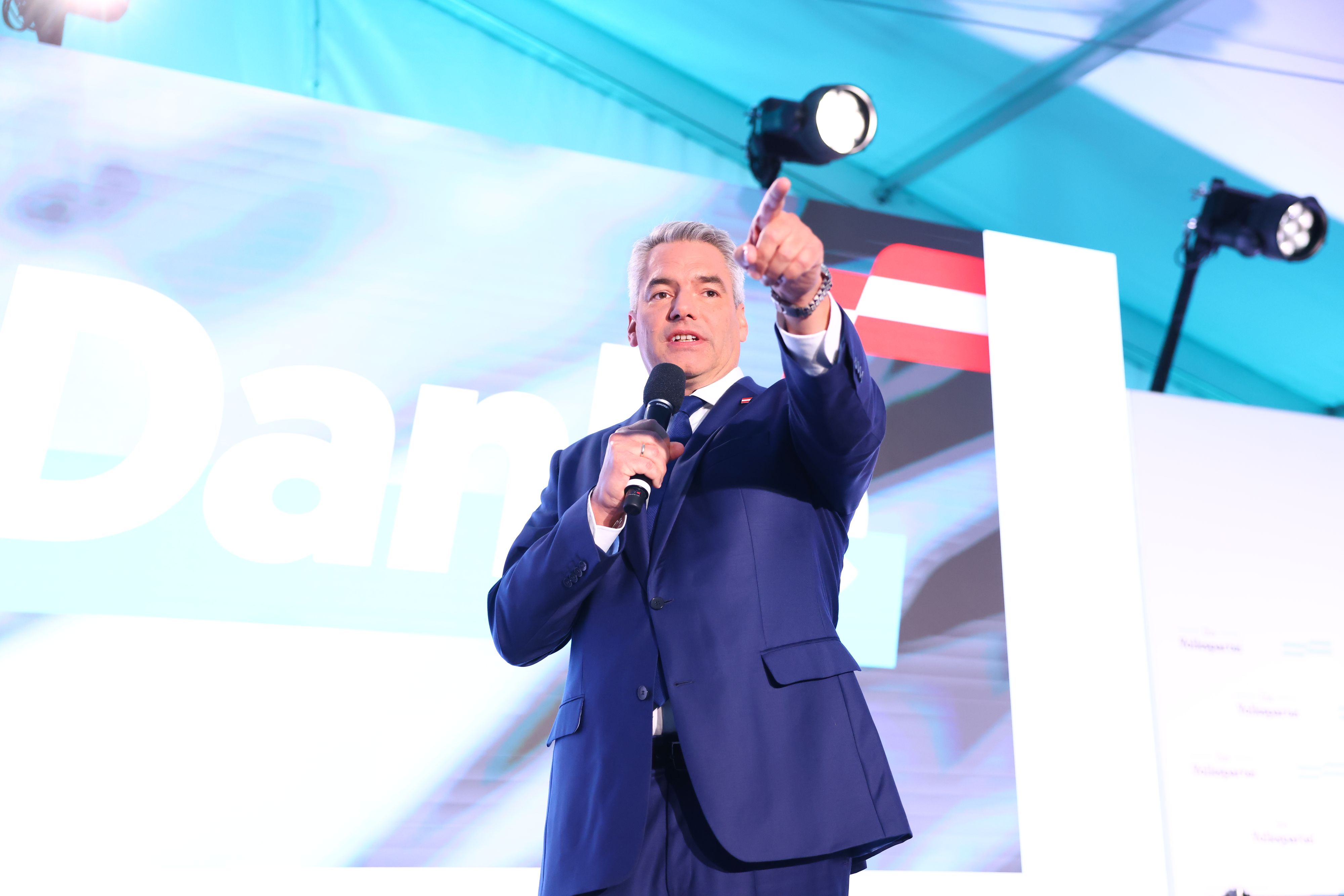 Bundeskanzler Karl Nehammer bemerkte in seiner Ansprache nach der Wahl den Fehler sofort.