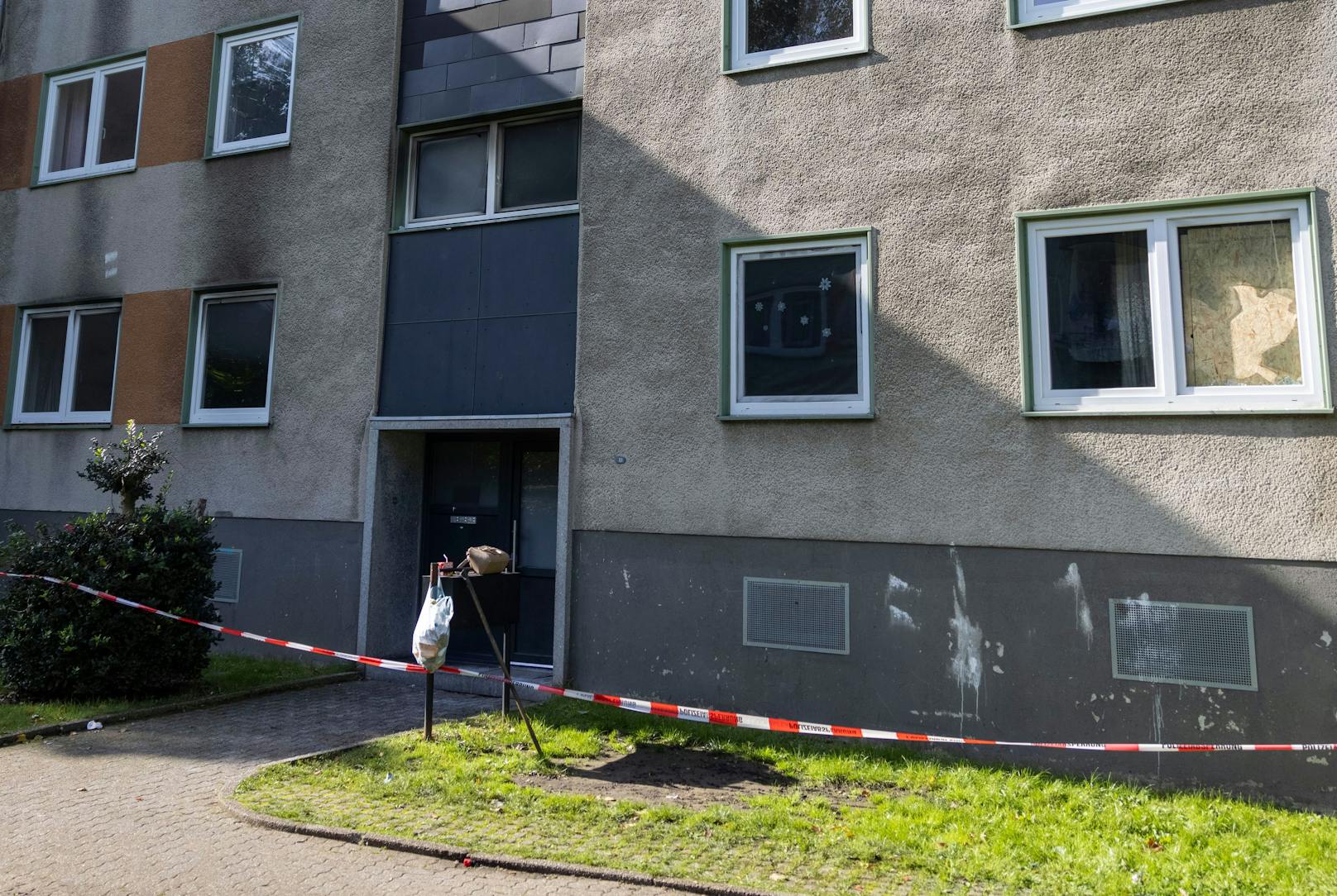 Nachdem er aus dem Fahrzeug ausgestiegen war, bedrohte er Passanten mit einer Machete.