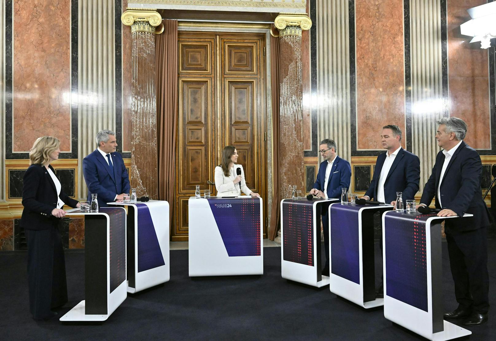 In einer ersten ORF-Diskussionsrunde, geführt von Simone Stribl, melden sich die Spitzenkandidaten zu Wort.