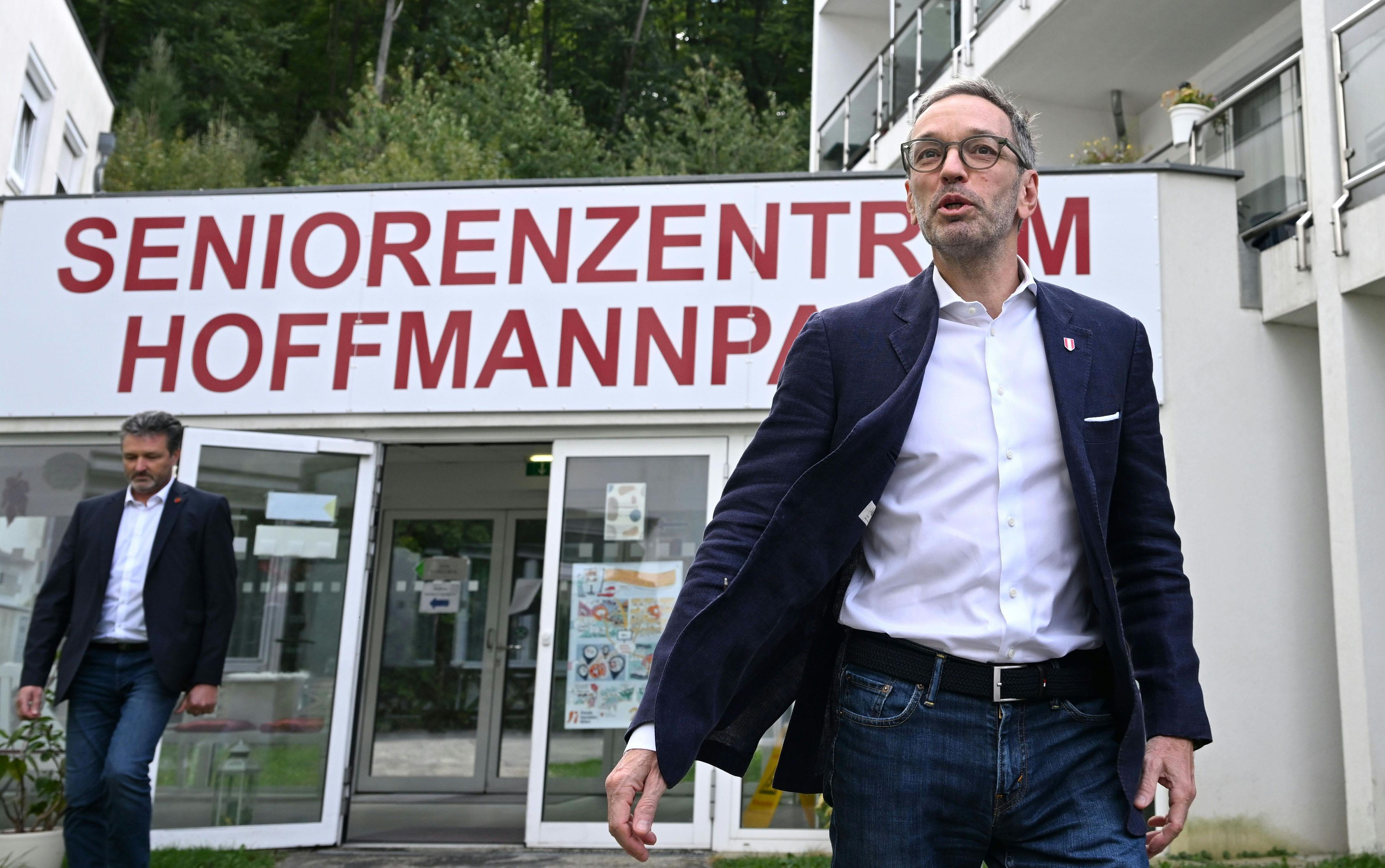 Herbert Kickl gab am Sonntag seine Stimme in einem Wahllokal in seiner Heimatgemeinde Purkersdorf ab – im Gegensatz zu den anderen Kandidaten begleitete ihn seine Frau nicht dabei.