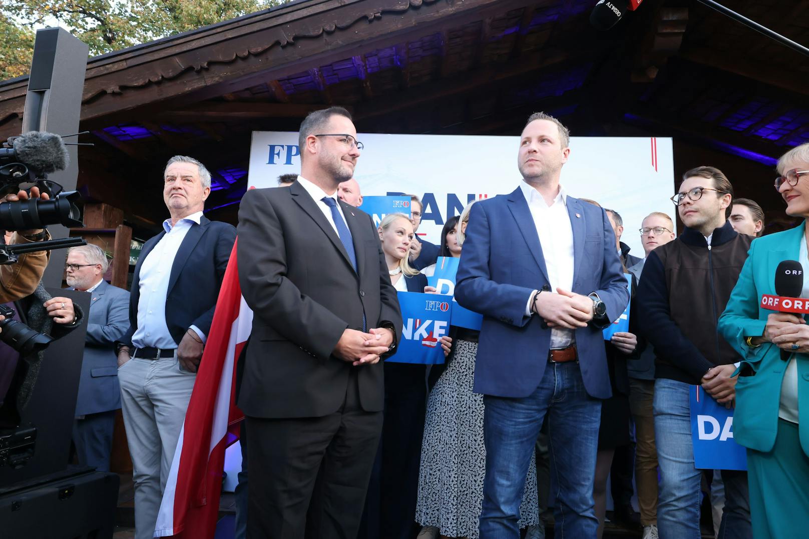 FPÖ-Generalsekretär Michael Schnedlitz wartet auf sein ORF-Interview mit Claudia Dannhauser.