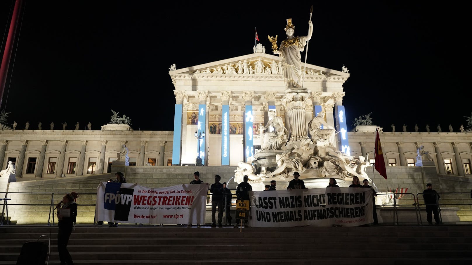 Die Demonstration beginnt vor dem österreichischen Parlament. 