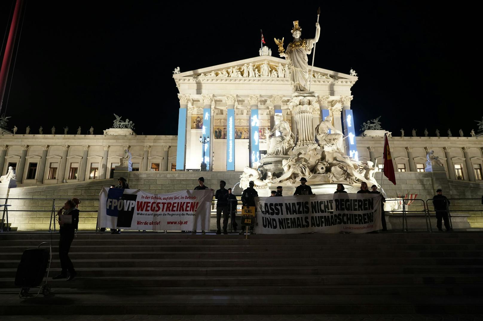 Die Demonstration beginnt vor dem österreichischen Parlament. 