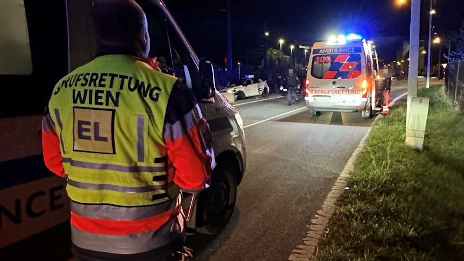 Hatzerl mit dem Mietauto und ohne Schein, Geisterfahrer mit 167 km/h, zu viele Insassen an Bord, mehrere Verletzte.