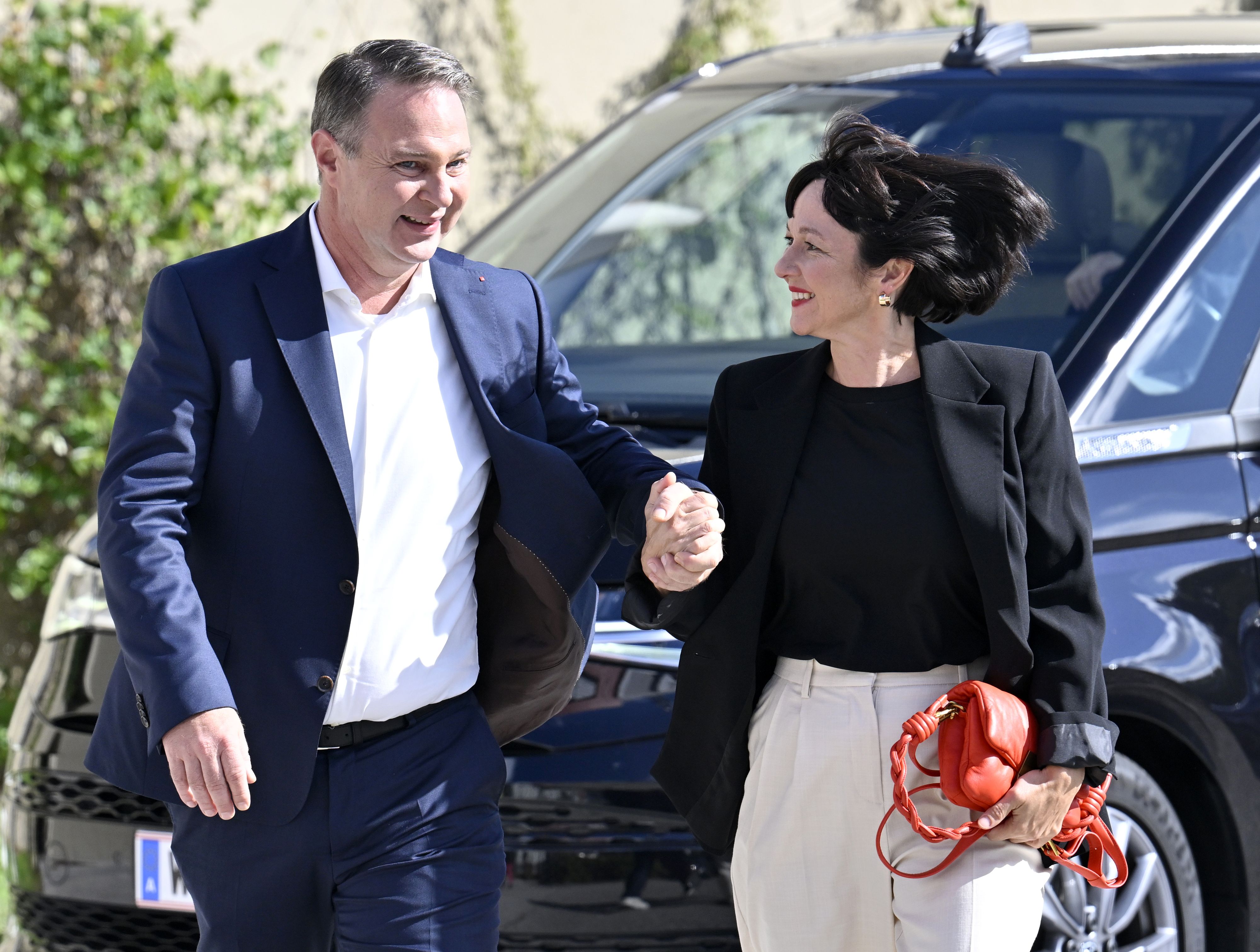 SPÖ-Spitzenkandidat Andreas Babler mit seiner Frau Karin Blum am Weg zur Stimmabgabe in seinem Heimatort Traiskirchen am 29. September 2024.