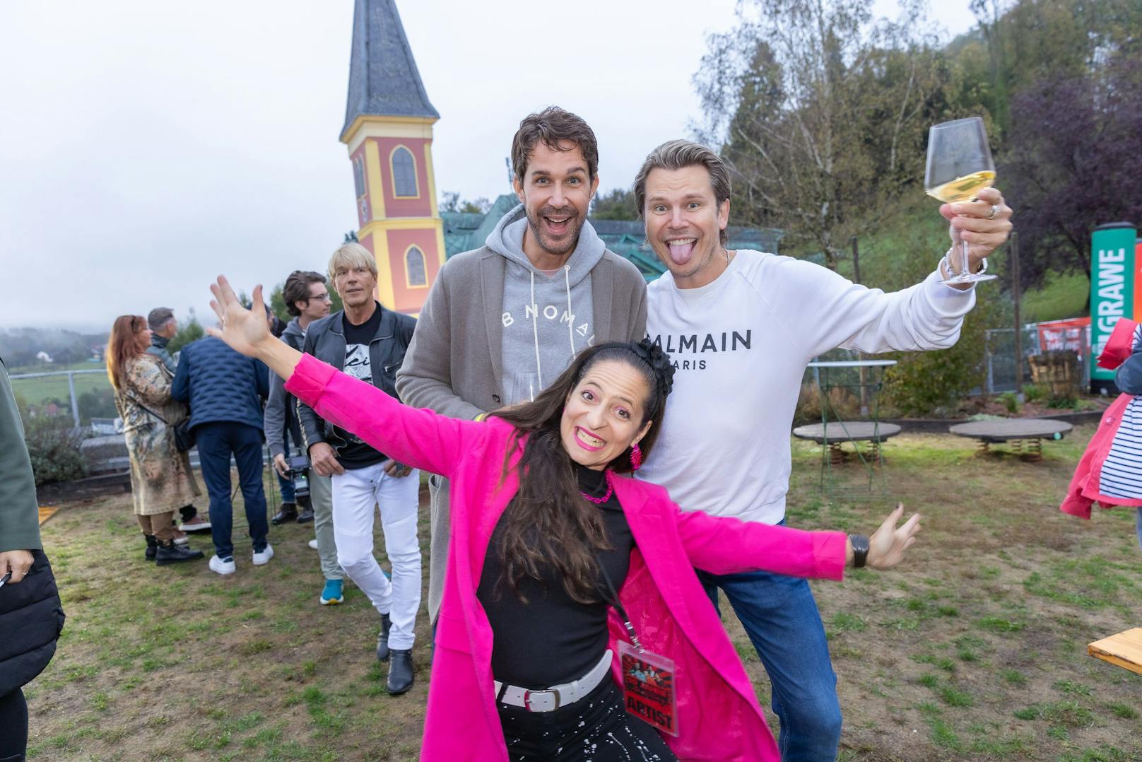 Michael Lameraner und Adi Weiss mit Caroline Athanasiadis