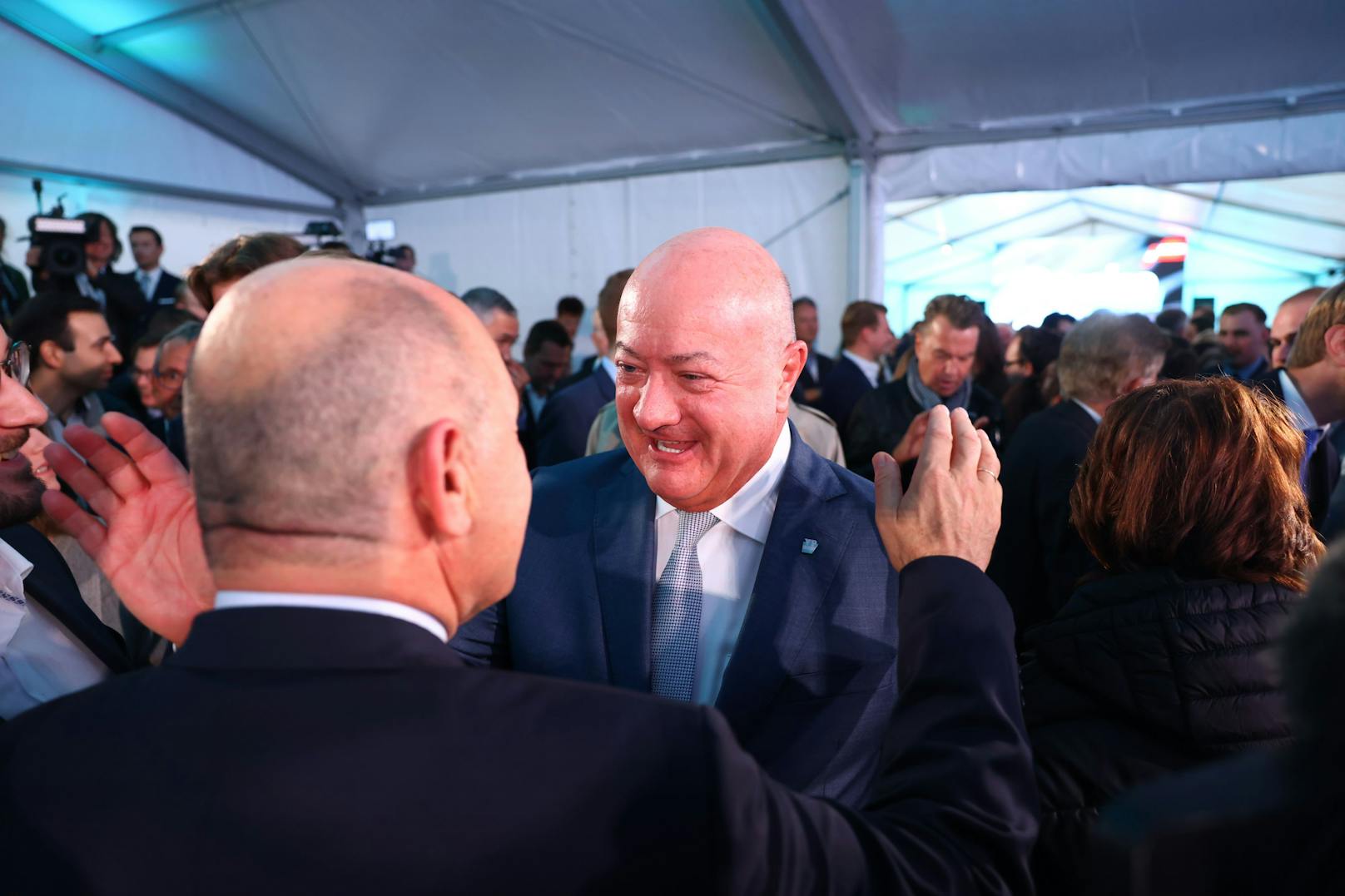 Nationalratspräsident Wolfgang Sobotka begrüßt den ÖVP-Wahlkampfmanager Christian Stocker (r.).