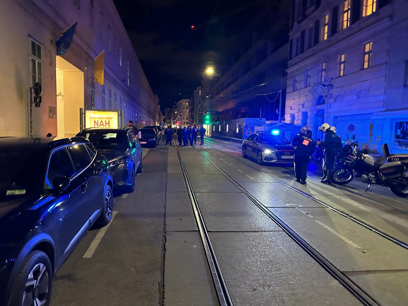 Die Polizei mussten den Eingang zur Stiegl Ambulanz abschirmen.