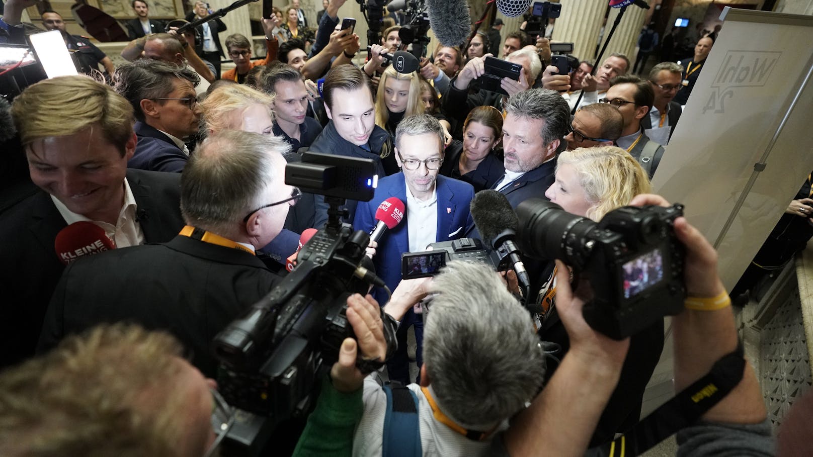 Wahlsieger Herbert Kickl im Fokus der Medien.