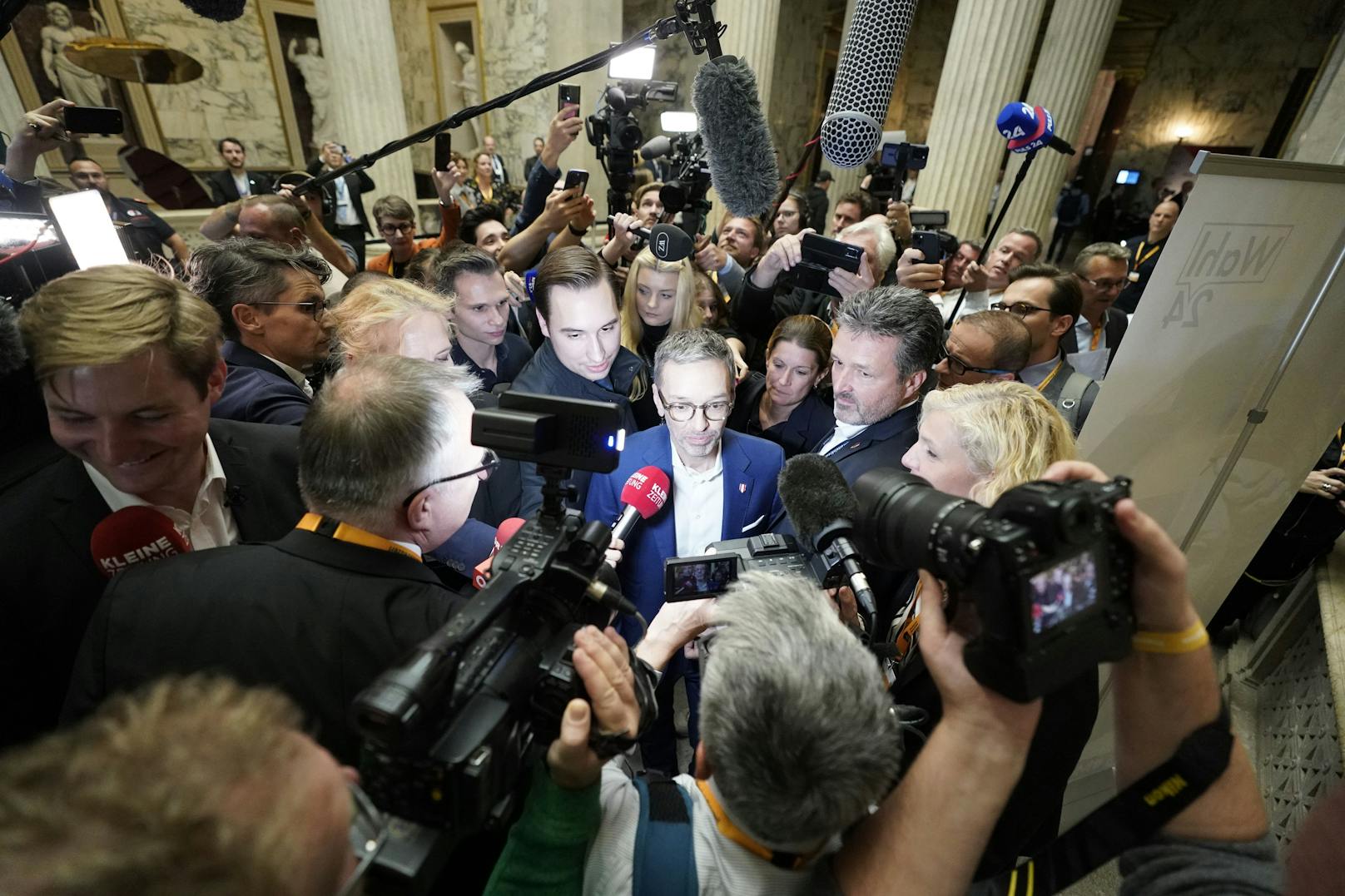 Wahlsieger Herbert Kickl im Fokus der Medien.