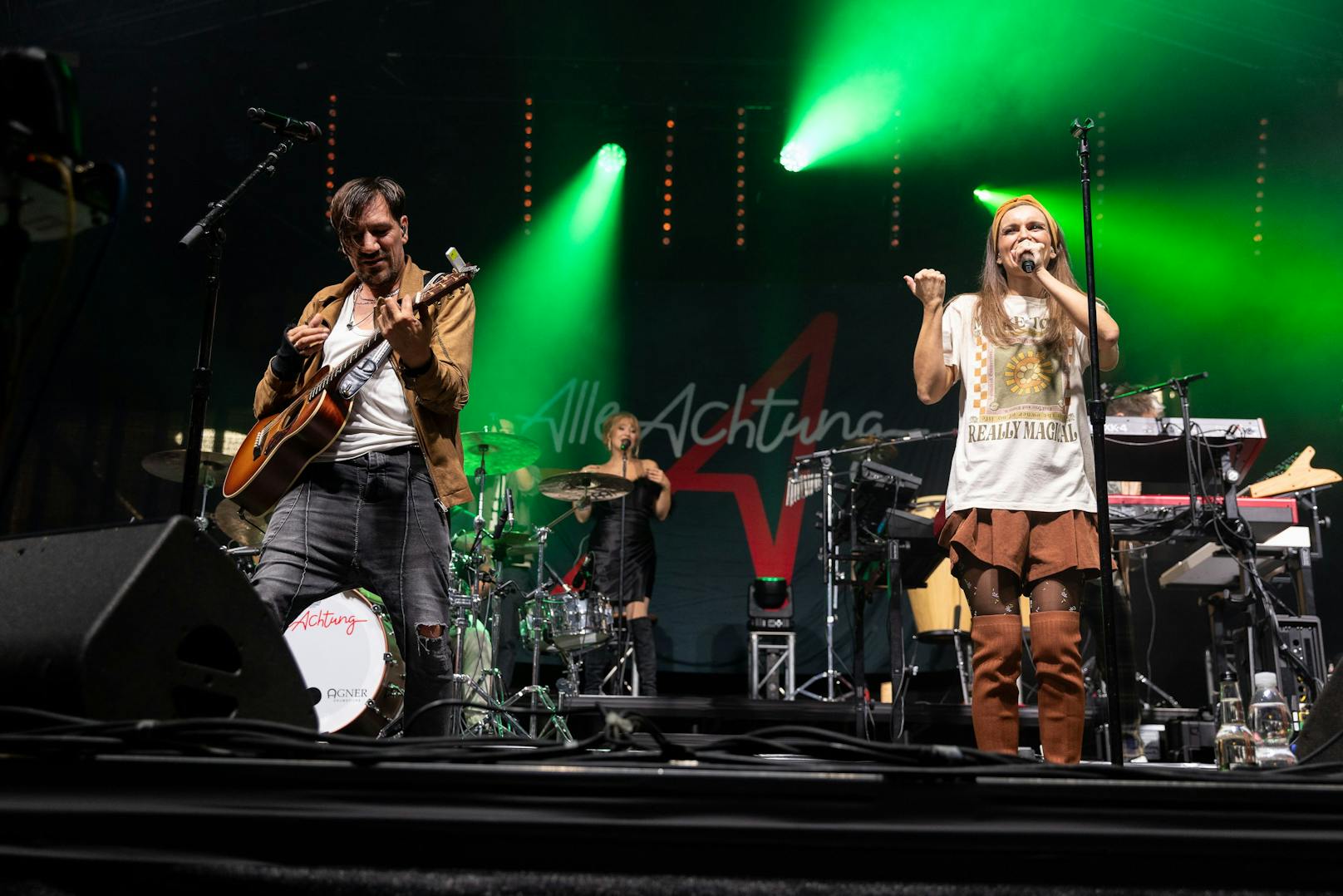 Die Mayerin mit Alle Achtung-Frontman Stani auf der Bühne