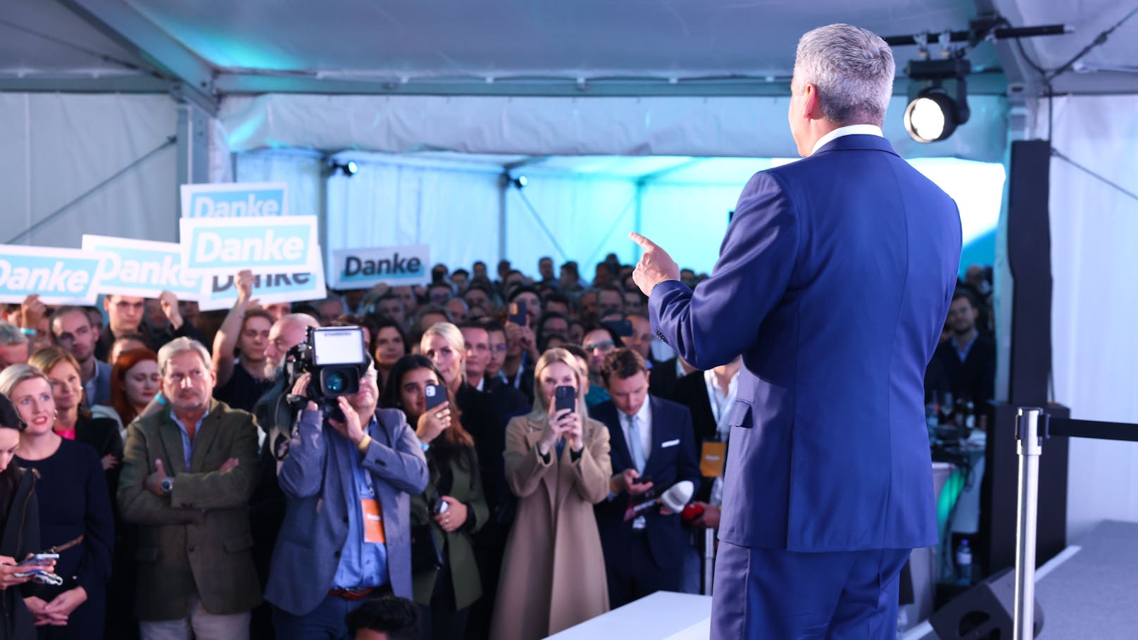 Um kurz nach 18 Uhr sprach der Kanzler in der Parteizentrale.