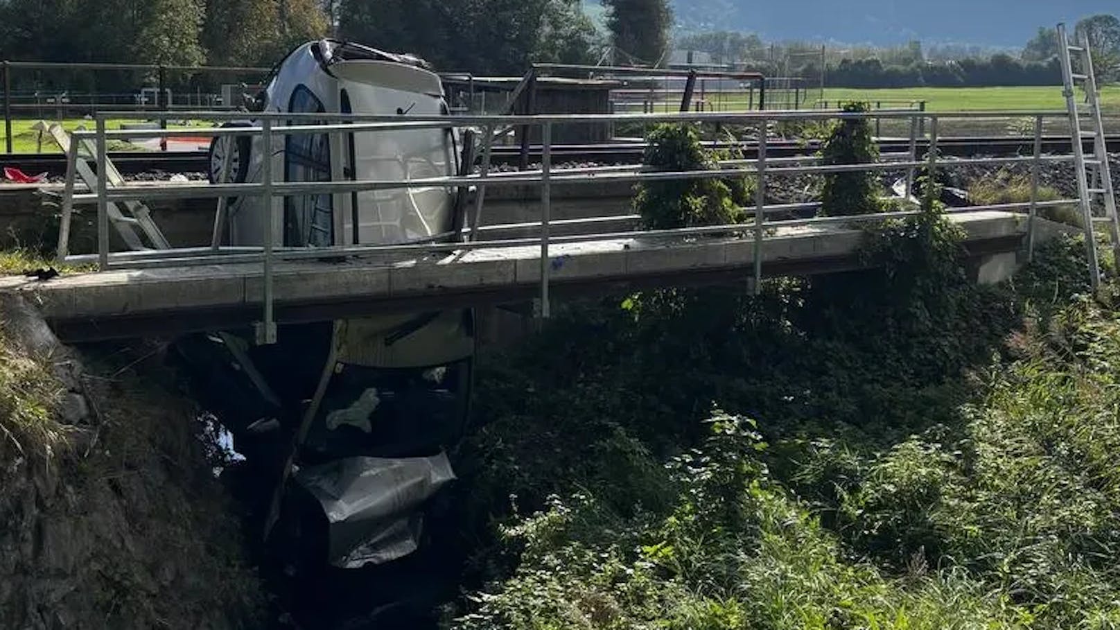 Der Lenker des Autos wurde durch die Feuerwehr aus dem Fahrzeug befreit.