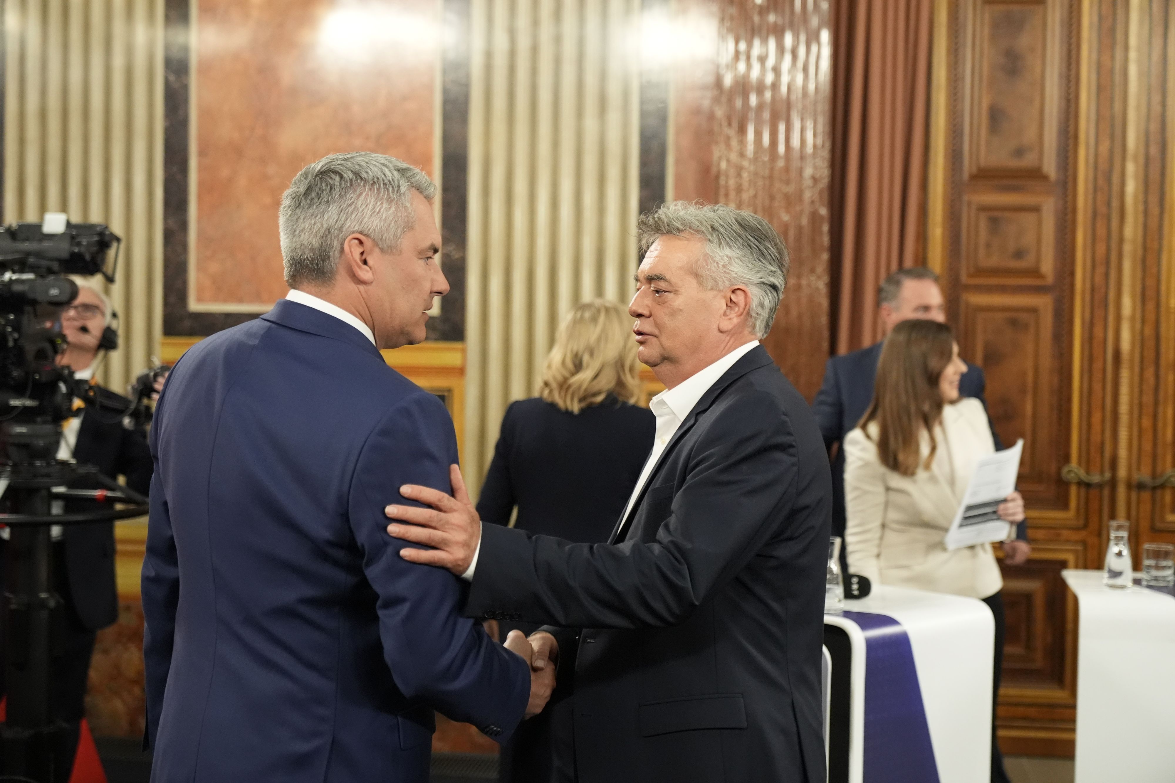 Vielleicht gibt's ja doch noch eine Neuauflage zwischen Kanzler Nehammer (ÖVP) und dem grünen Vize Werner Kogler. Einen dritten Partner würde es freilich brauchen...