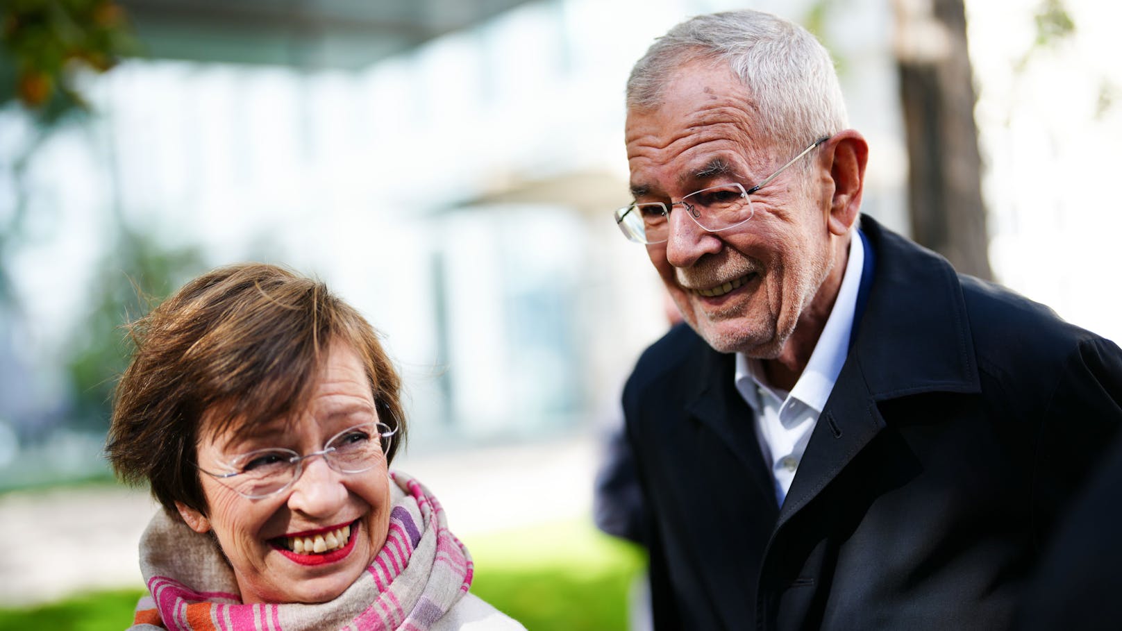 Doris Schmidauer und Bundespräsident Alexander Van der Bellen bei der Stimmabgabe.