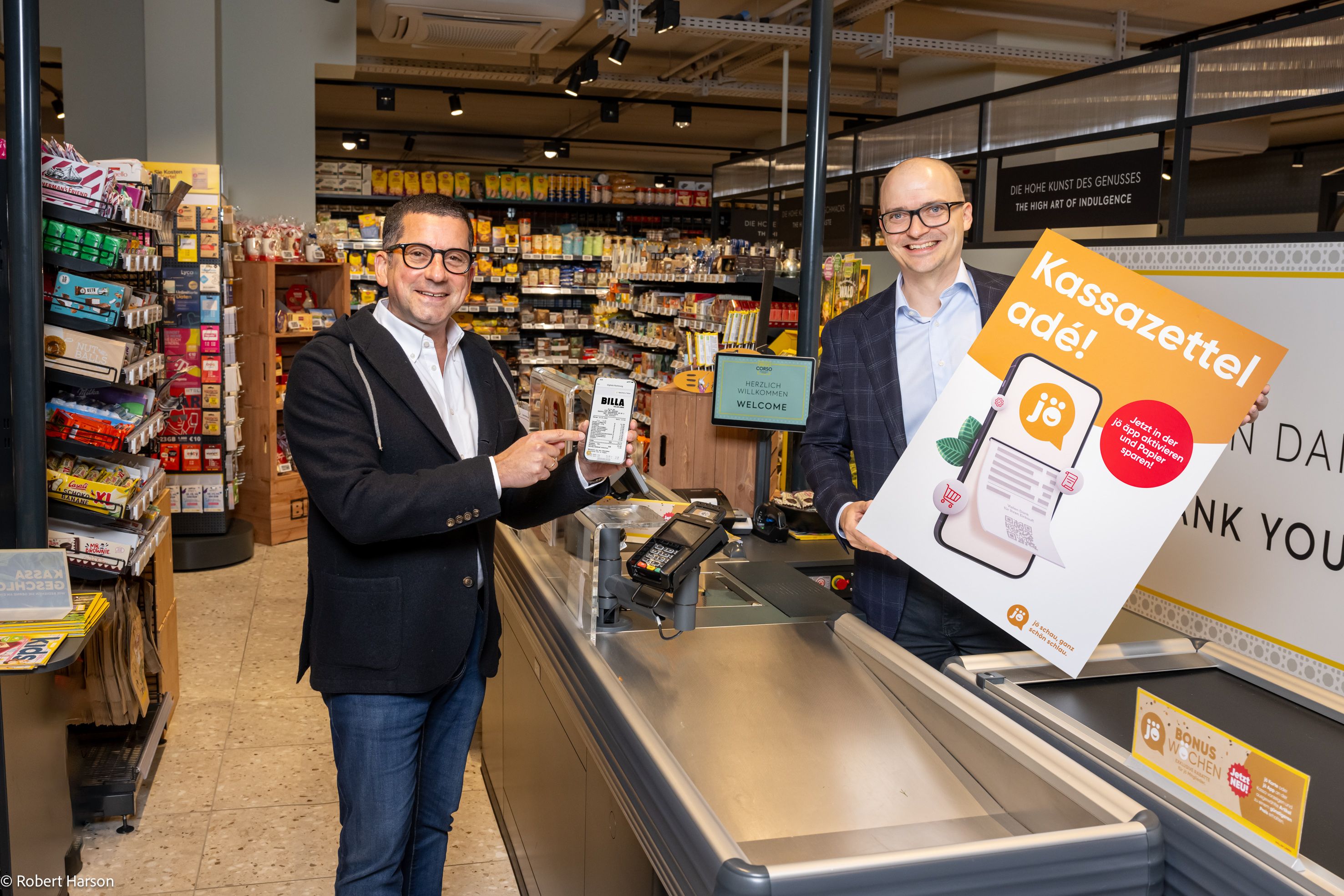 Rechnung wird digital: Rewe-Vorstand Marcel Haraszti (l.) mit jö-Boss Nikolai Scheurecker