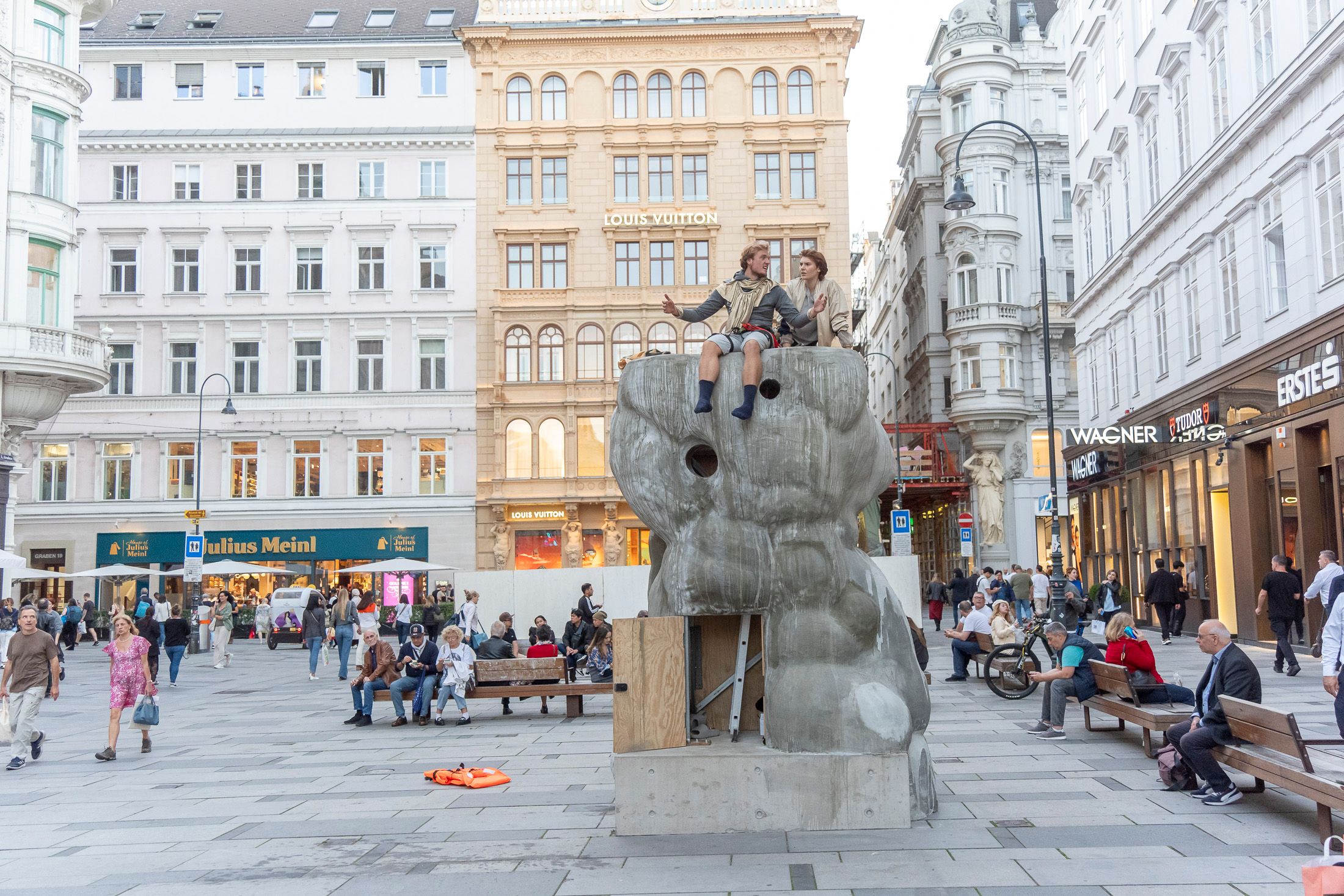 Die Wolken-Skulptur steht am Graben und wird von Theaterperformances begleitet.