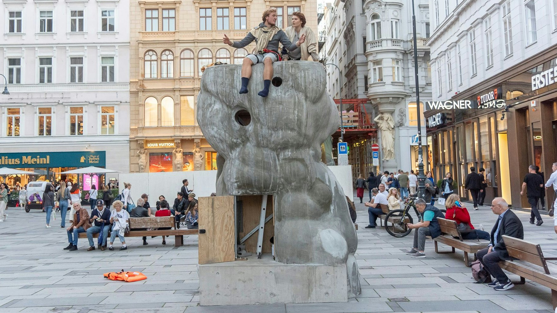 Die Wolken-Skulptur steht am Graben und wird von Theaterperformances begleitet.