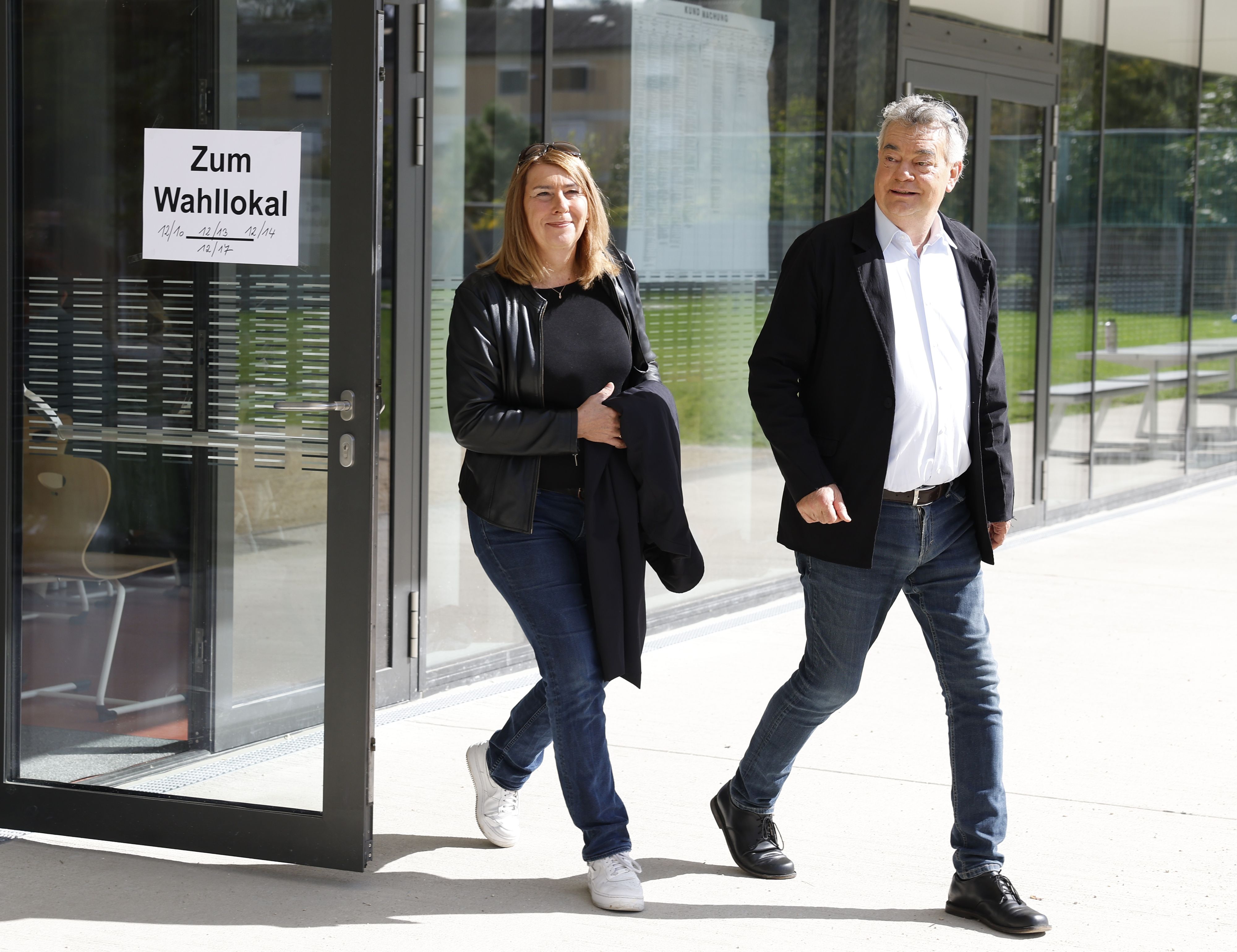 Vizekanzler Werner Kogler (Grüne) mit Gattin Sabine Jungwirth  nach der Stimmabgabe in Graz am Sonntag, 29. September 2024.