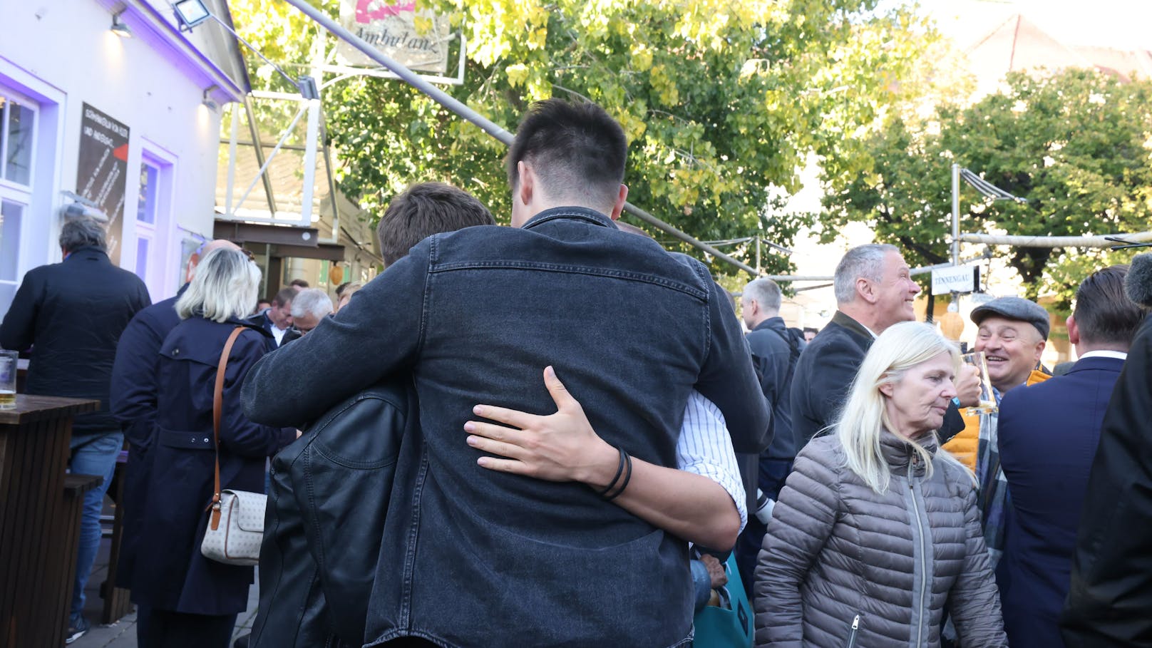 Die blauen Anhänger lagen sich in den Armen