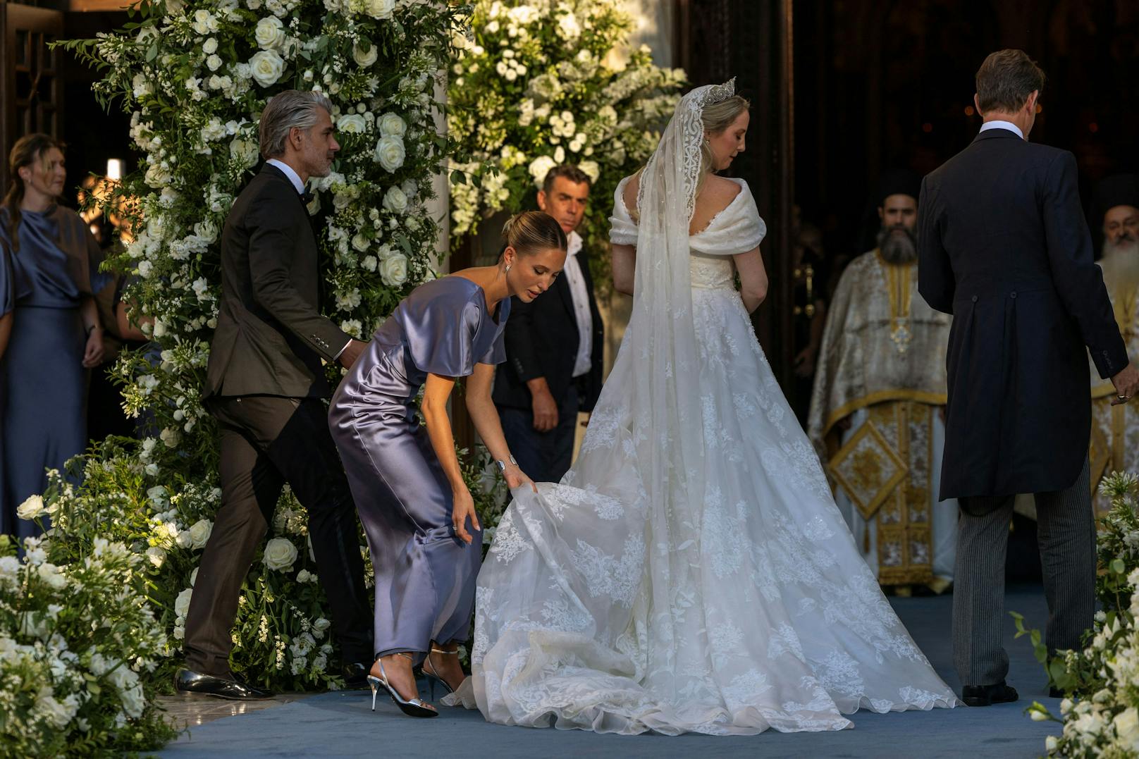 Prinzessin Theodora von Griechenland erhielt Unterstützung von Prinzessin Maria-Olympia von Griechenland, ihrer Brautjungfer.