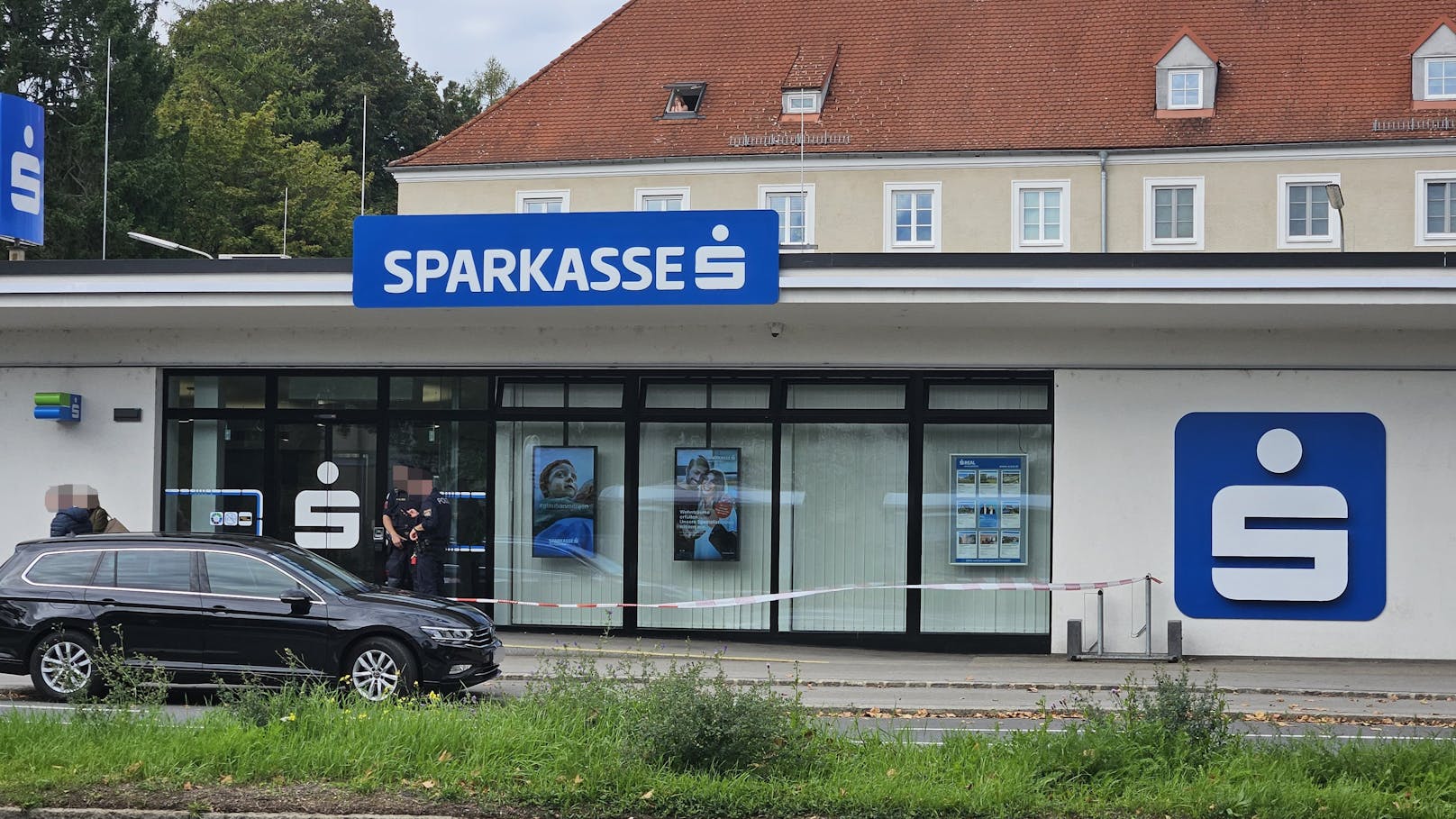 Innerhalb kürzester Zeit waren schwer bewaffnete Polizisten in der ganzen Linzer City positioniert.