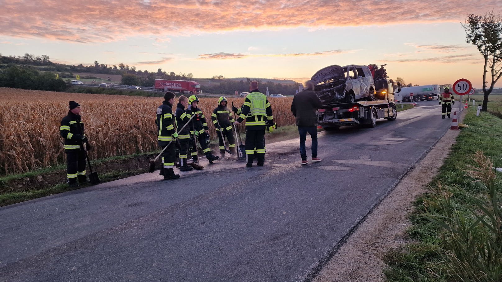 Auf der Umfahrung der Weinviertel Schnellstraße brannte ein Auto in den frühen Morgenstunden aus