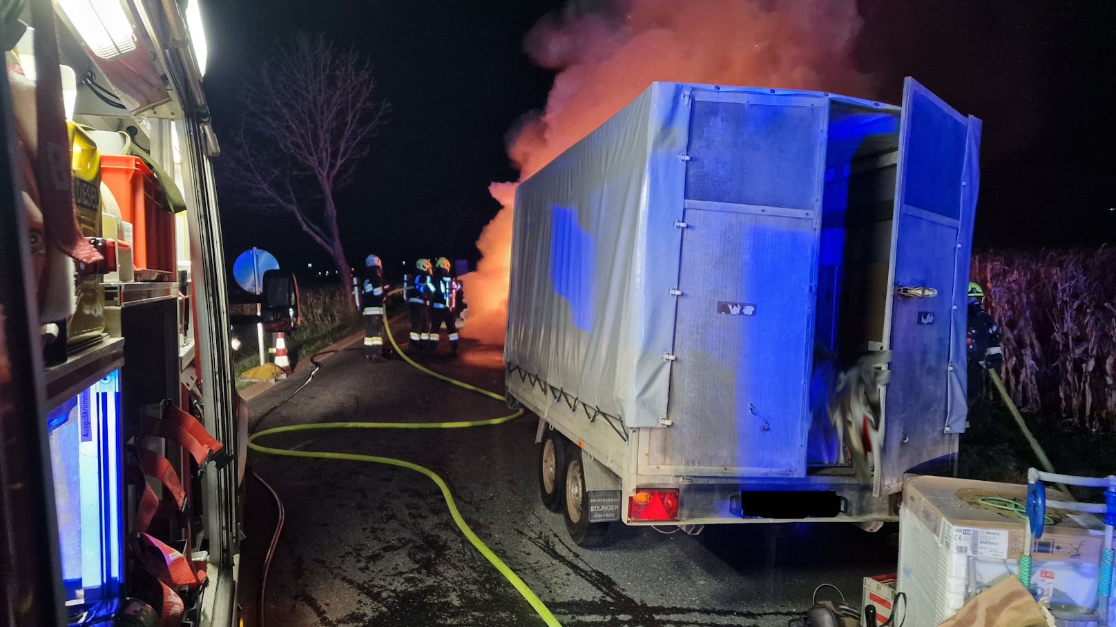 Auf der Umfahrung der Weinviertel Schnellstraße brannte ein Auto in den frühen Morgenstunden aus