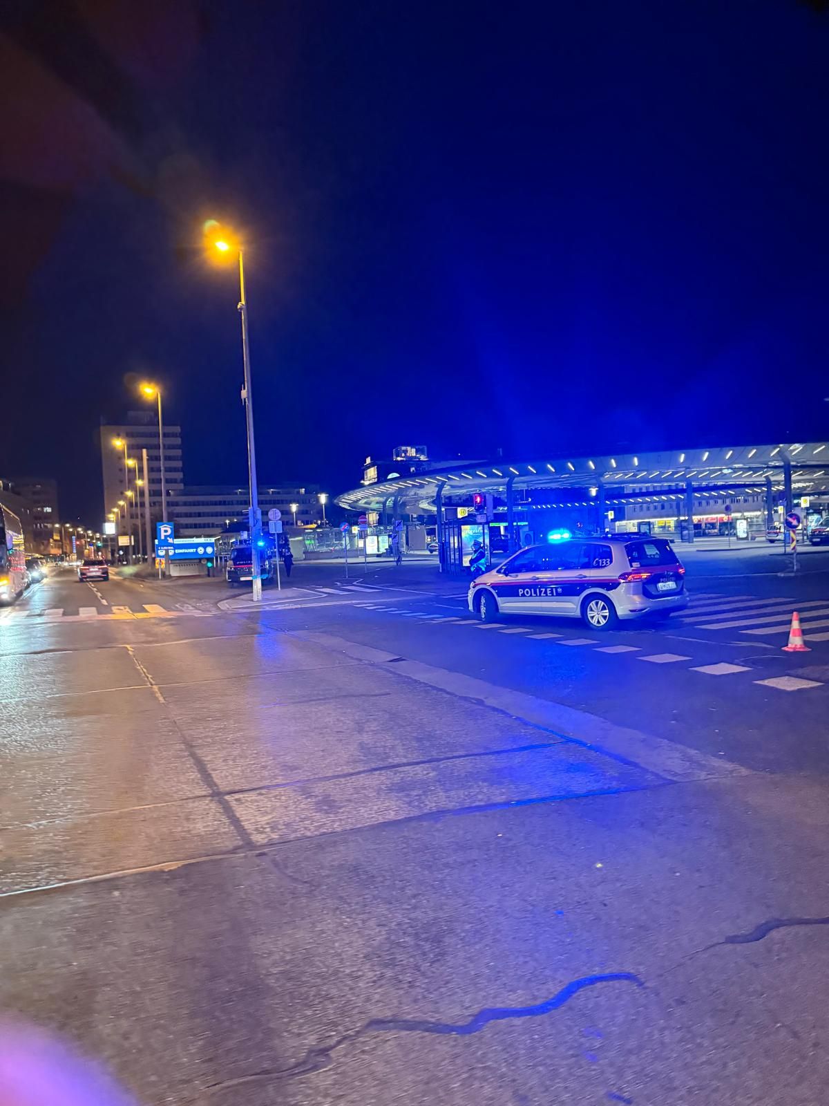 Die Polizei sperrte den Hauptbahnhof (Bild) und Ostbahnhof Graz großflächig ab, beide Gebäude wurden evakuiert.