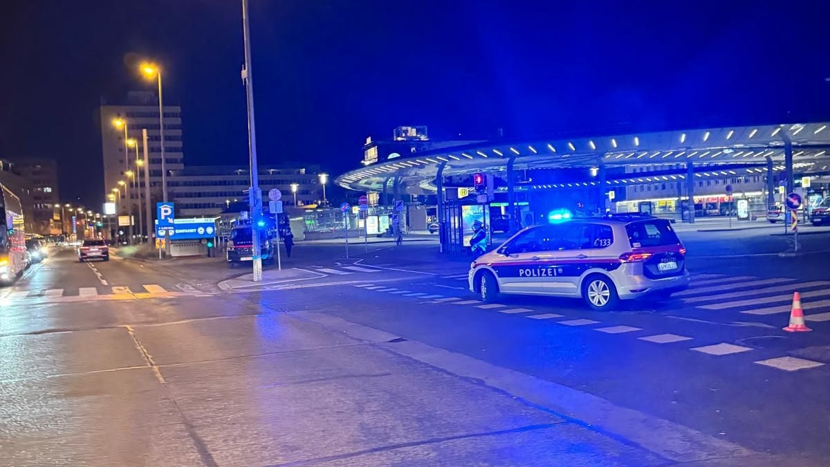 Die Polizei sperrte den Hauptbahnhof Graz großflächig ab.
