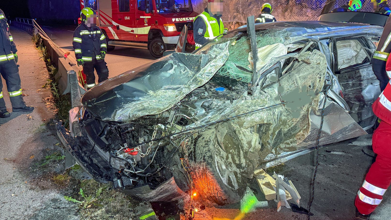 An der Unfallstelle erwartete die Einsatzkräfte nur mehr ein Wrack.