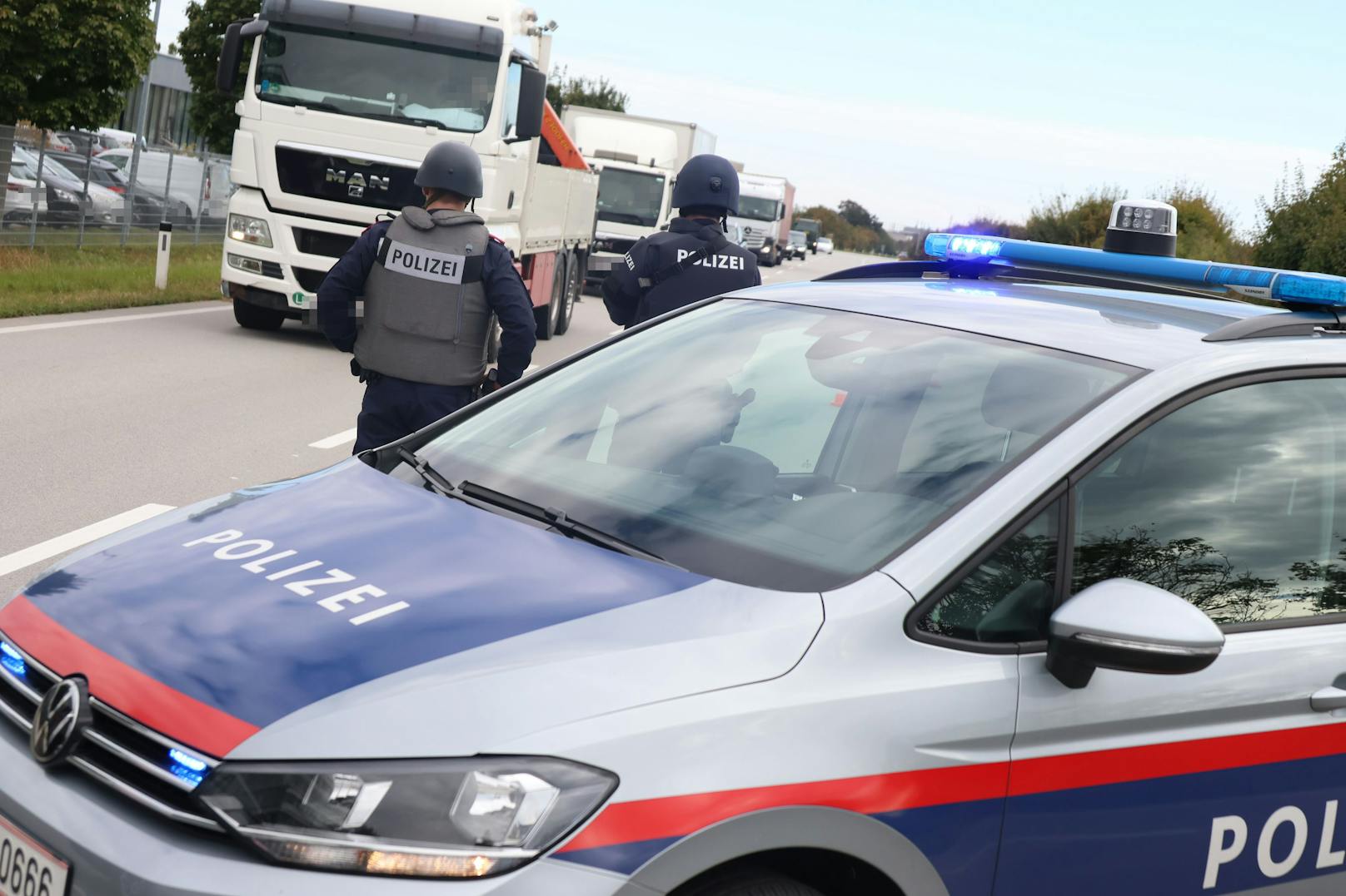 Nach dem Banküberfall in Linz-Urfahr wurde die wichtigsten Straßen für Kontrollen gesperrt. So auch hier in Wels.