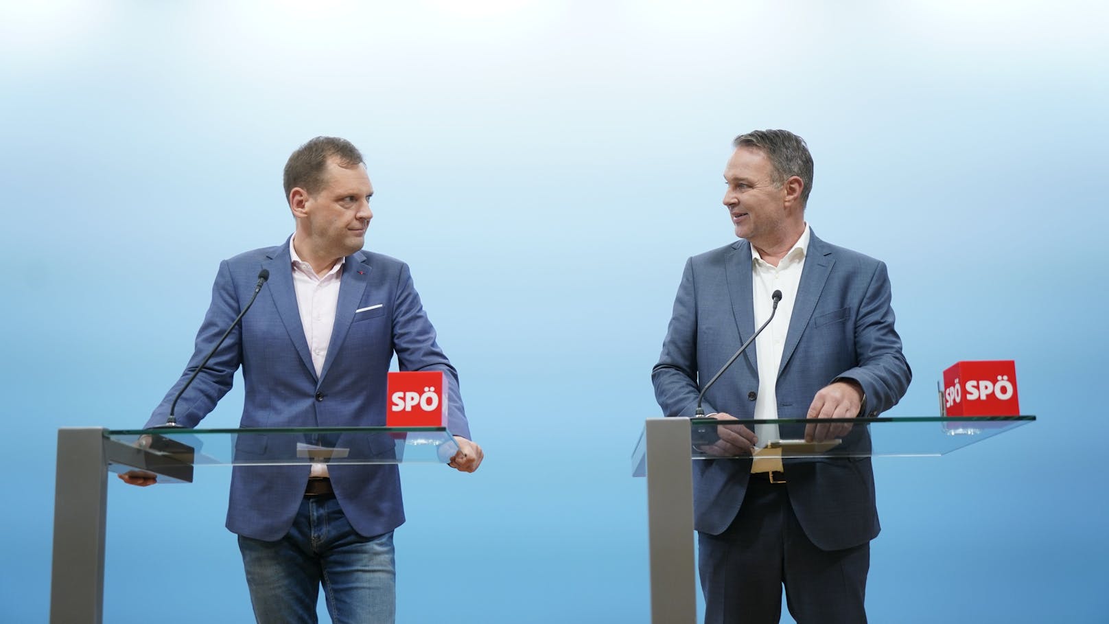 SPÖ-Klubobamnn Kucher und SPÖ-Parteichef Babler bei der Pressekonferenz.