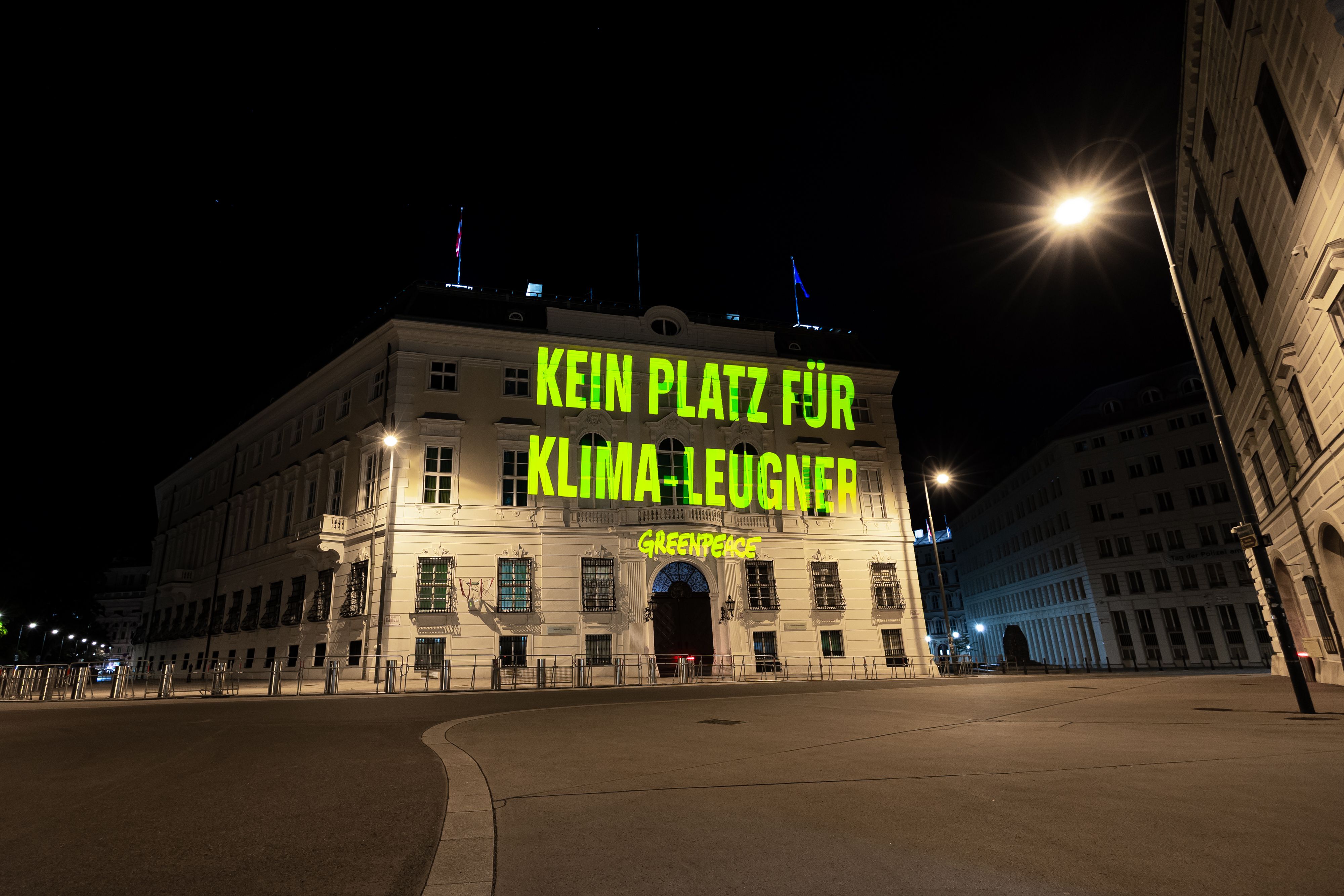 Protest-Lichtprojektion an der Fassade des Bundeskanzleramts in der Nacht auf 30. September.