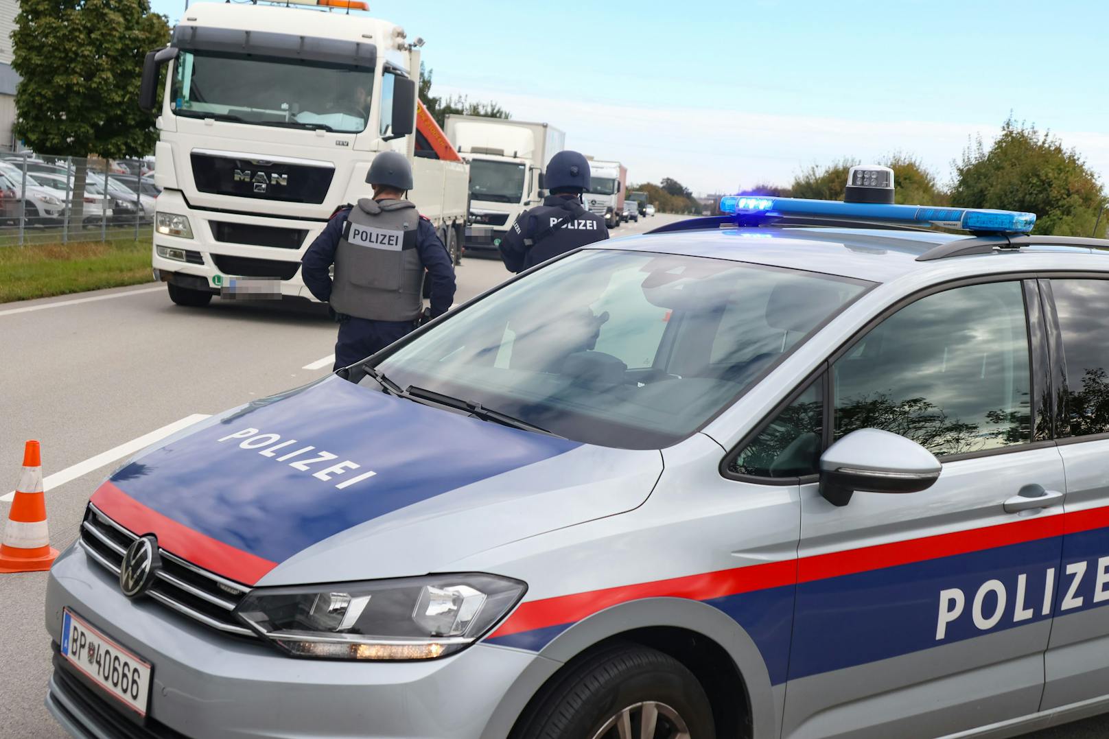 Nach dem Banküberfall in Linz-Urfahr wurde die wichtigsten Straßen für Kontrollen gesperrt. So auch hier in Wels.