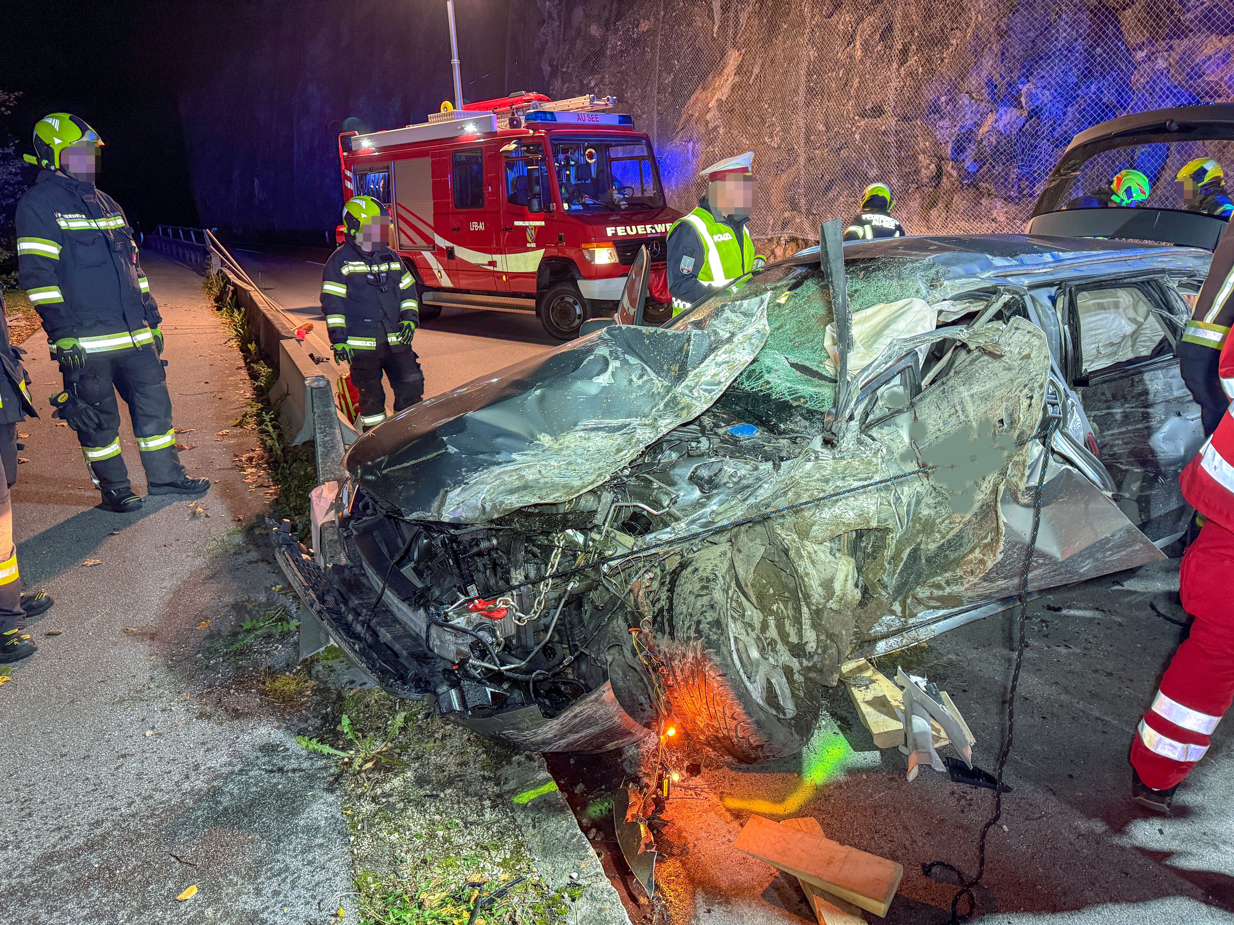 Vor Ort erwartete die Einsatzkräfte nur mehr ein Wrack.