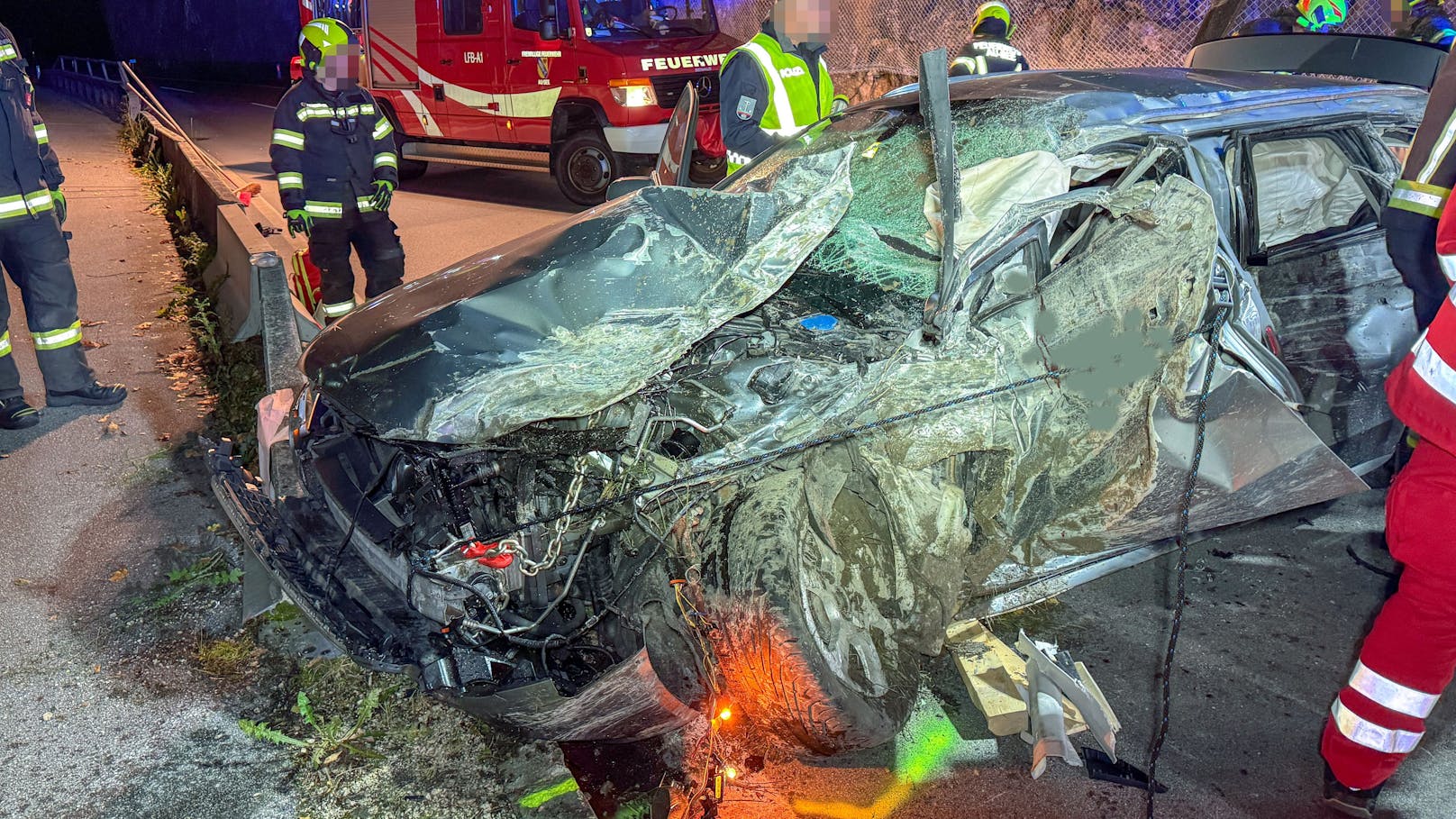 Auto kracht gegen Felswand – Lenker hilflos eingeklemmt