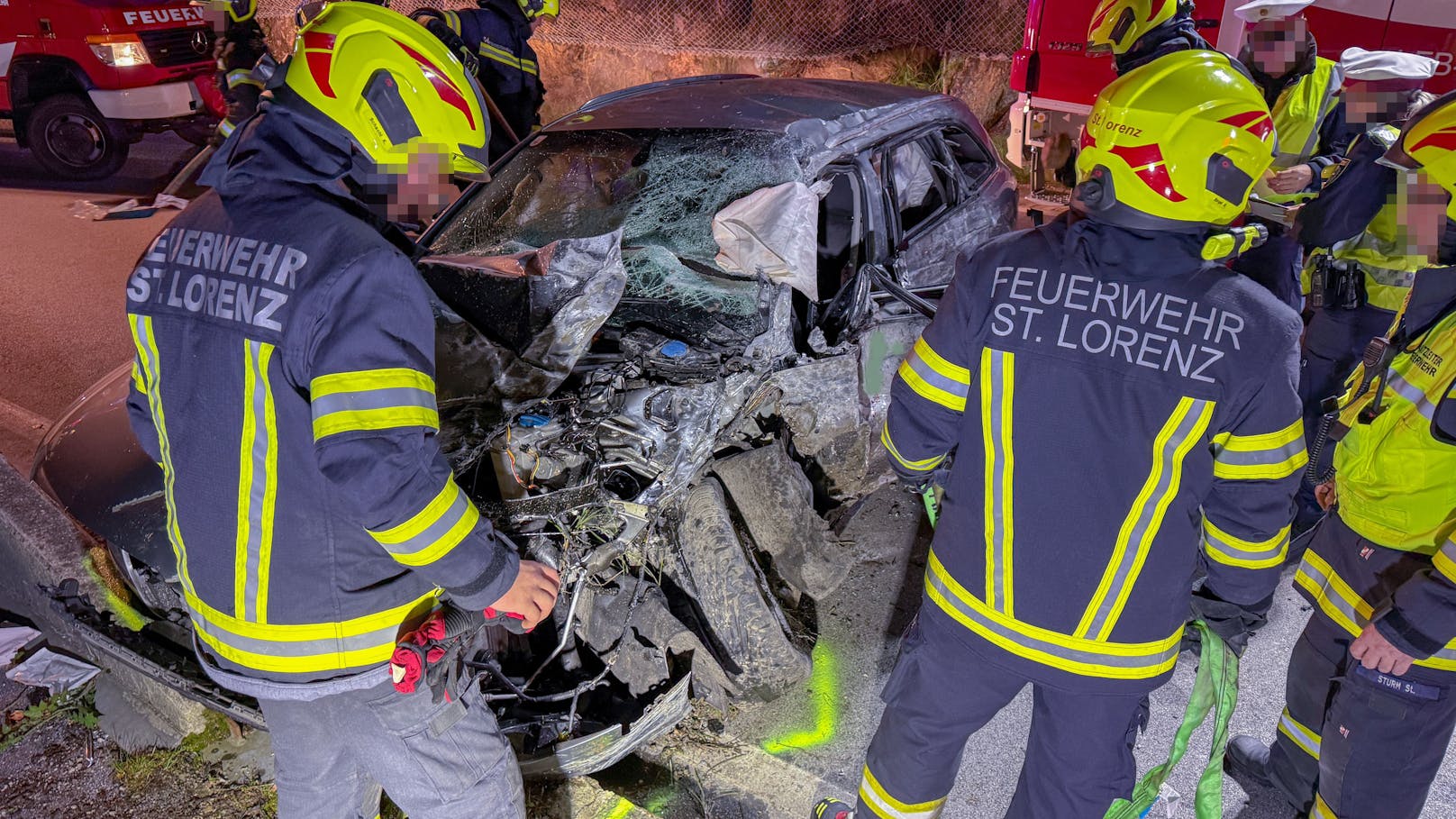 Der Pkw krachte auf der Mondseestraße (B154) gegen eine Felswand.