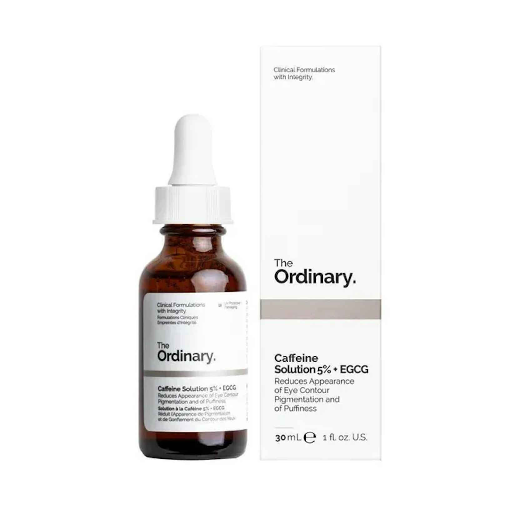 Mit Koffein: "The Ordinary Caffeine Solution 5% + EGCG" um rund 10 Euro im Handel erhältlich. Das Geheimnis hinter der Wirkung soll die Kombination einer hohen Konzentration von Koffein mit einem hoch gereinigten Epigallocatechin-Gallatyl-Glucosid (EGCG) sein.