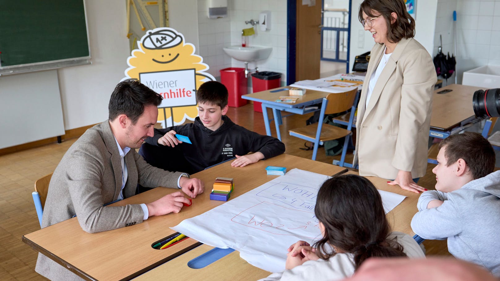 Vizebürgermeister Christoph Wiederkehr besucht die Wiener Lernhilfe in einer Schule.